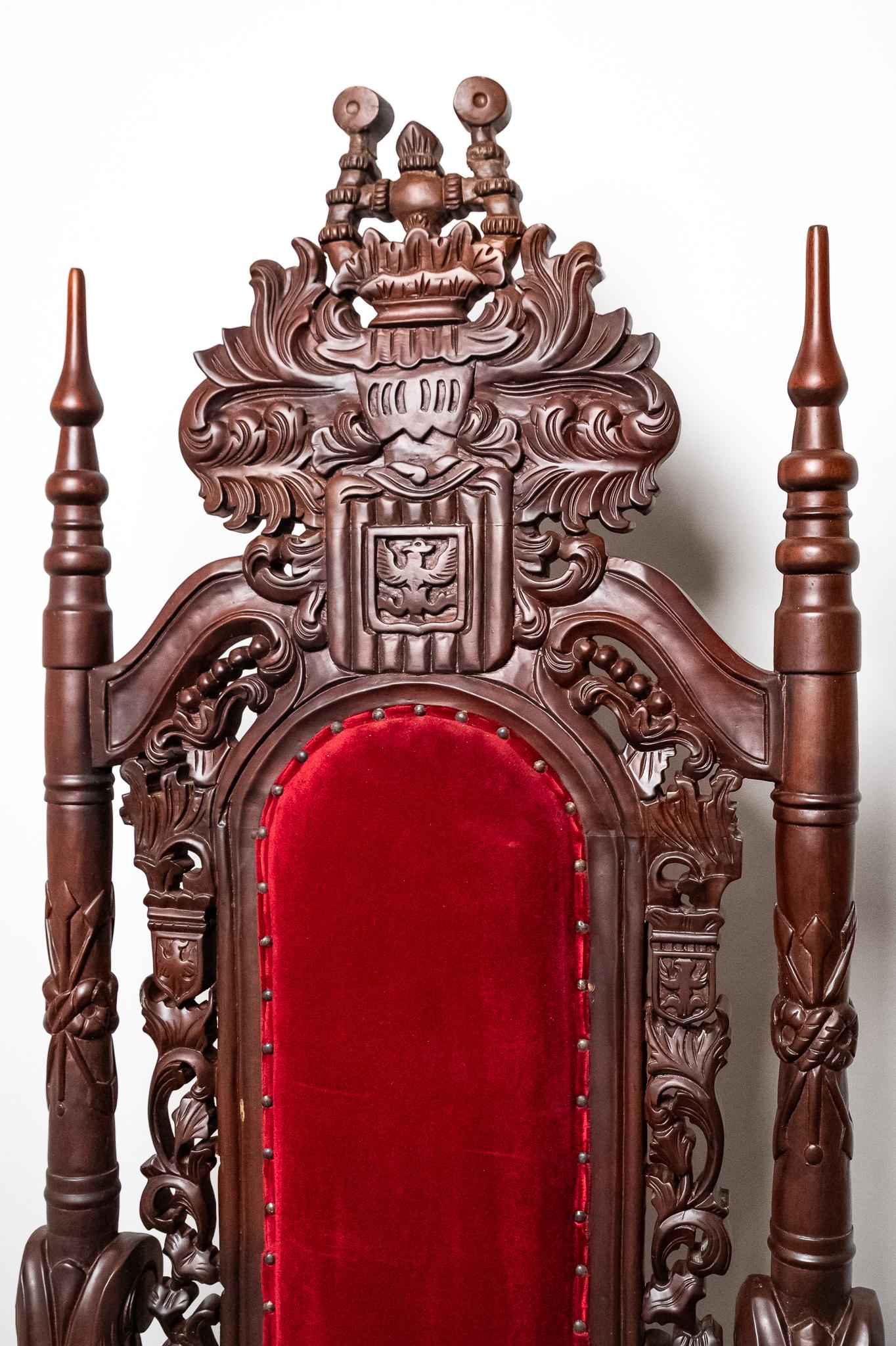 TRONO in velluto rosso in stile Rinascimentale, Italia. 
Sedia TRONO in stile Rinascimentale in mogano completamente intagliata con i braccioli a forma di leone con seduta velluto rosso.  
E' tutto ORIGINALE e mantiene la patina del tempo. 
Può