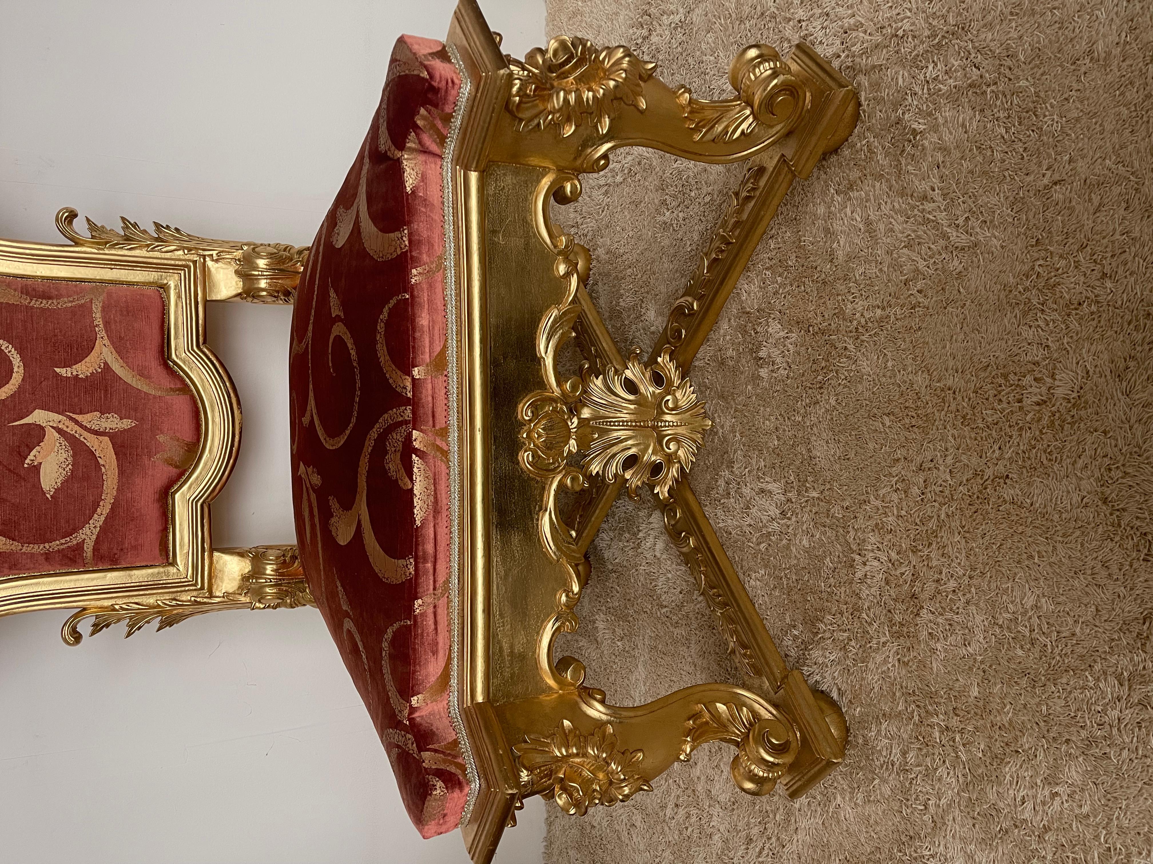 Trono reale italiano in legno intagliato in foglia d'oro XX secolo in vendita 3