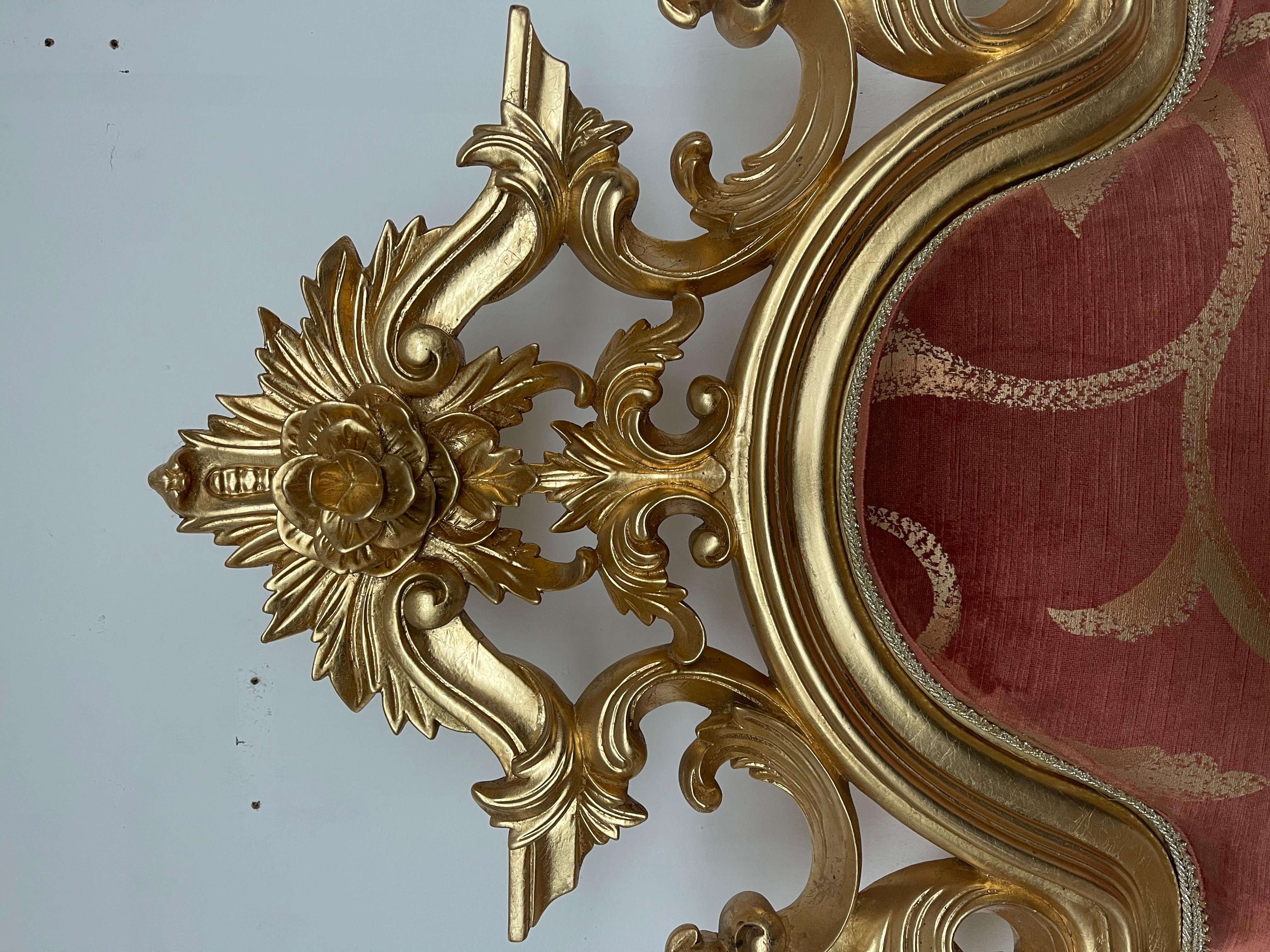 Trono reale italiano in legno intagliato in foglia d'oro XX secolo in vendita 9