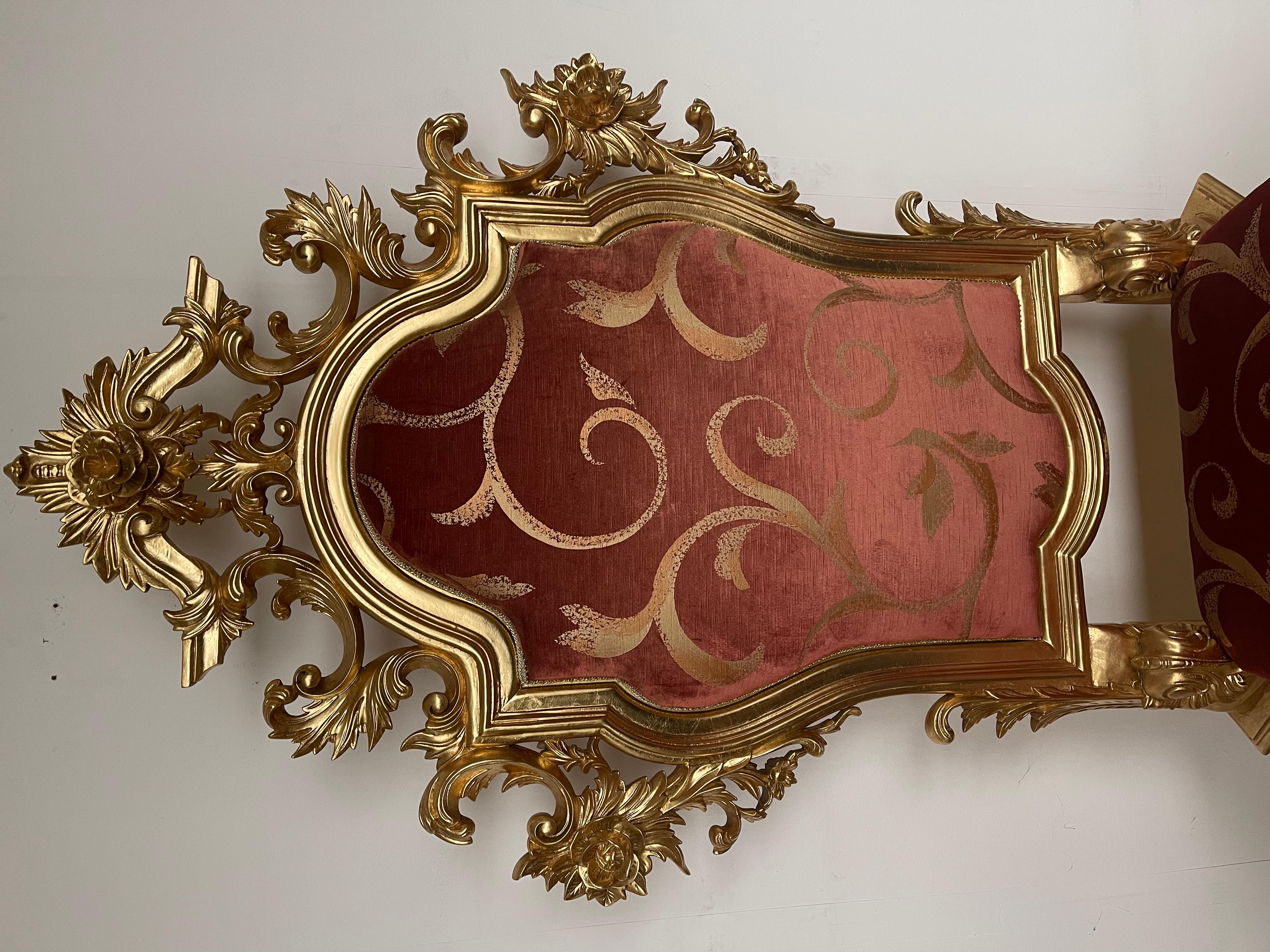 Intagliato a mano Trono reale italiano in legno intagliato in foglia d'oro XX secolo in vendita