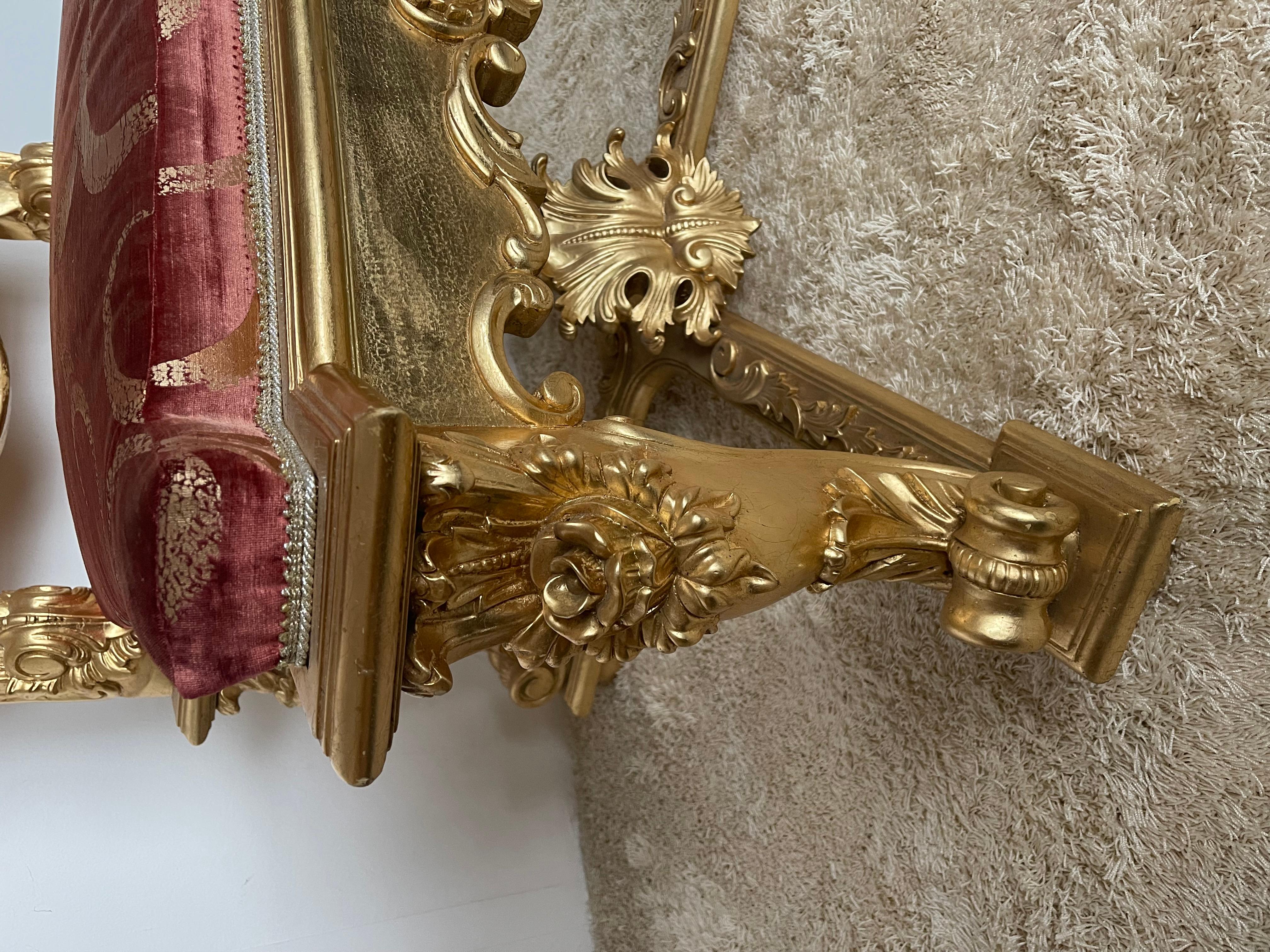 Trono reale italiano in legno intagliato in foglia d'oro XX secolo in vendita 1