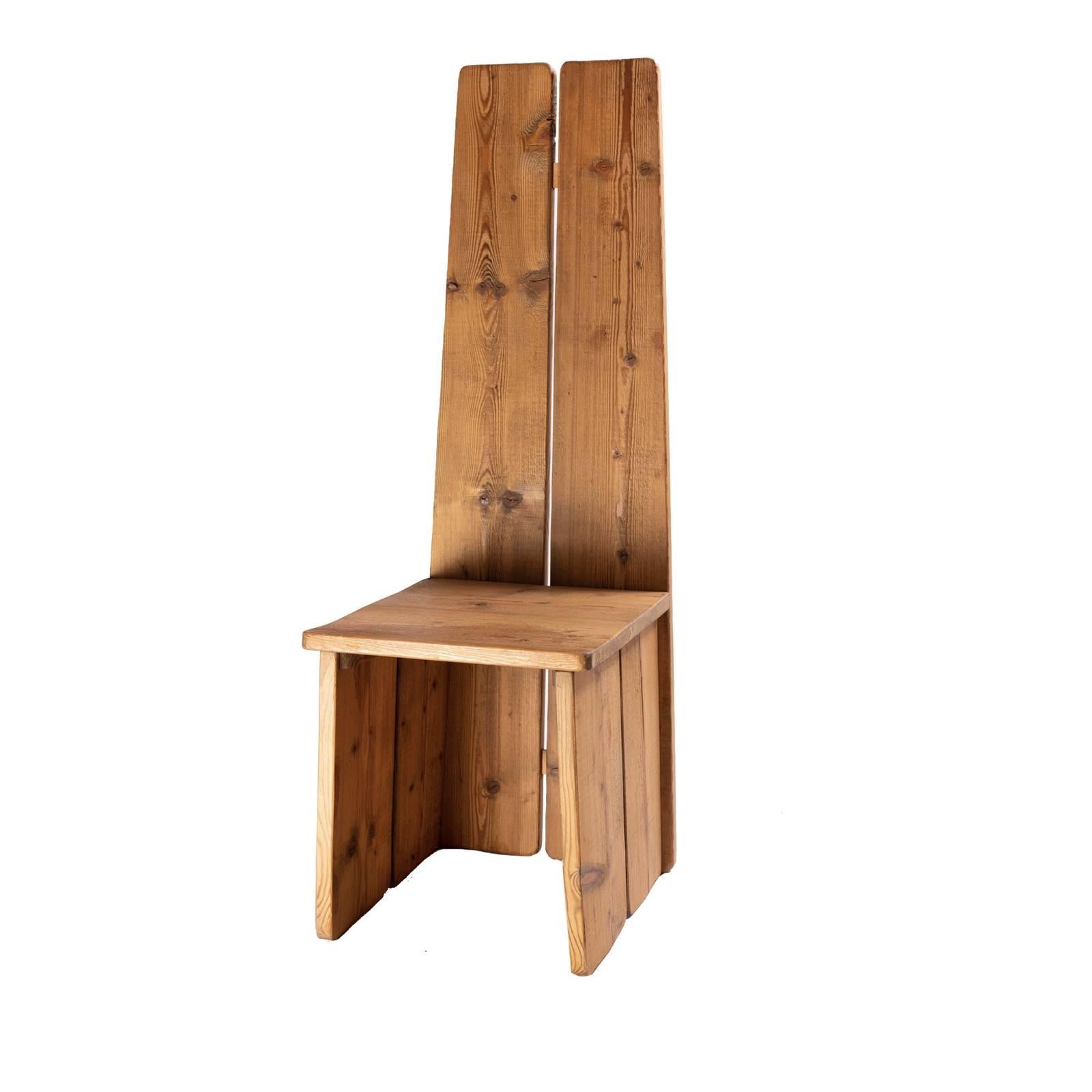 Dieser Stuhl, der ein rustikales oder modernes Interieur bereichert, wurde vollständig aus massivem Lärchenholz gefertigt und verfügt über eine sehr bequeme Sitzfläche, die durch eine hohe Rückenlehne betont wird. Der elegante Minimalismus seiner