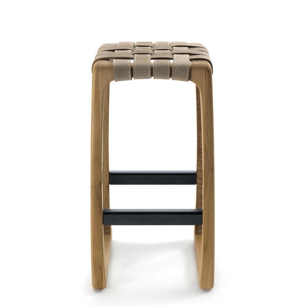 Bar Stool Trooper Oak with structure in solid
oak wood. Upholstered and covered with
genuine leather straps in beige finish (Cat D4).
Treated with natural pine extract wax.
Also Available in Bar Stool Trooper Oak Counter,
with structure in solid oak