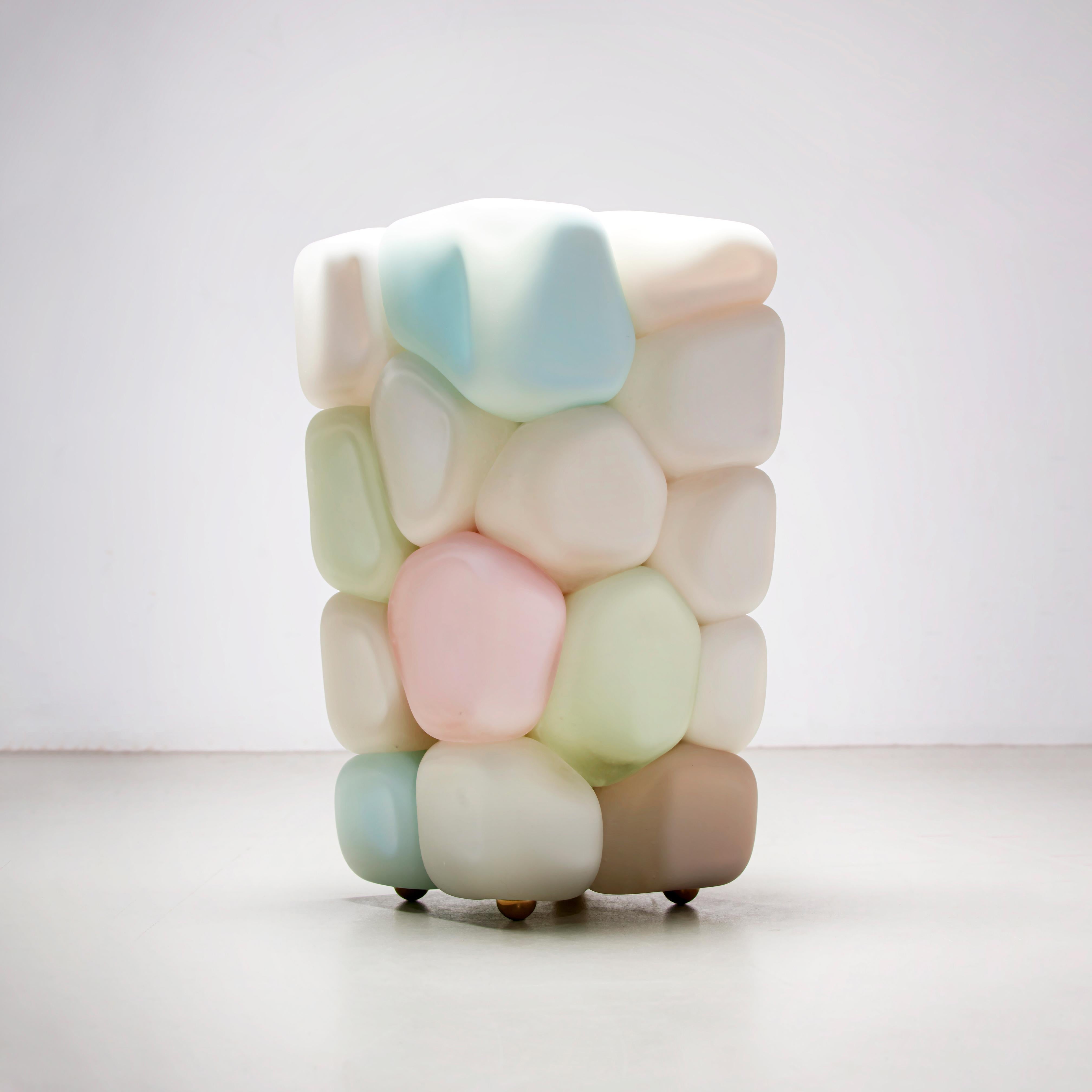 Henry Baumann, artiste berlinois, transforme des matériaux négligés et apparemment sans valeur en créations extraordinaires qui redéfinissent leur fonction. Ses compositions ludiques, bien que visuellement légères, cachent une impressionnante