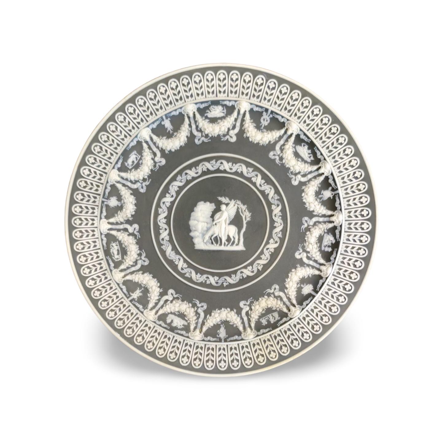 I piatti Trophy rappresentano uno sviluppo particolarmente vittoriano di Wedgwood, che porta l'uso dell'ornamento classico al suo limite assoluto. Per produrre questo piatto sono stati realizzati, applicati e tagliati oltre 2.000 rametti singoli.