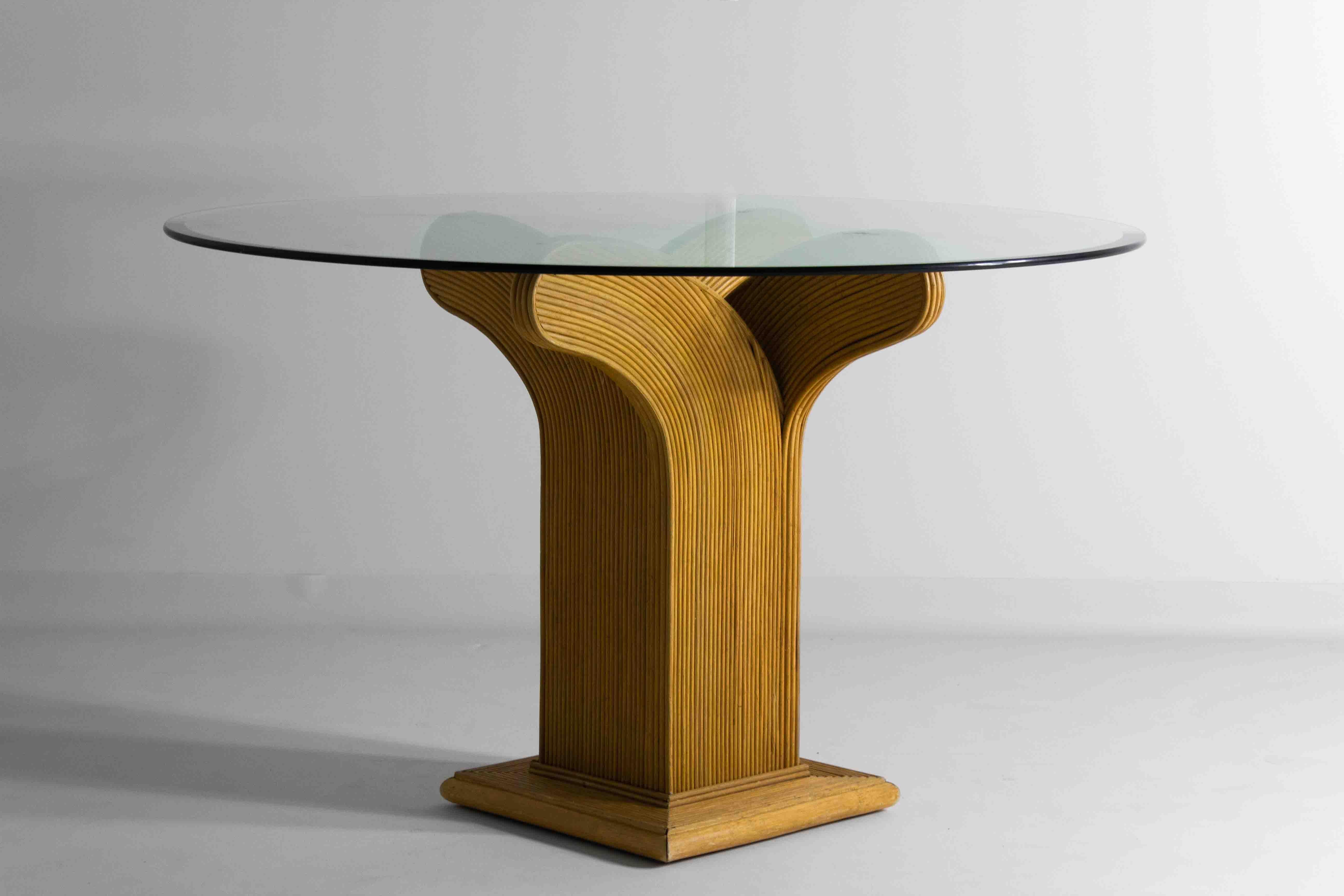 Cette table de salle à manger ronde, fabriquée en bambou et en rotin par Vivai del Sud, met en valeur le travail renommé de Maurizio Mariani et Giusto Puri Purini. Ces designers se sont fait connaître dans les années 1970 en Italie pour leurs