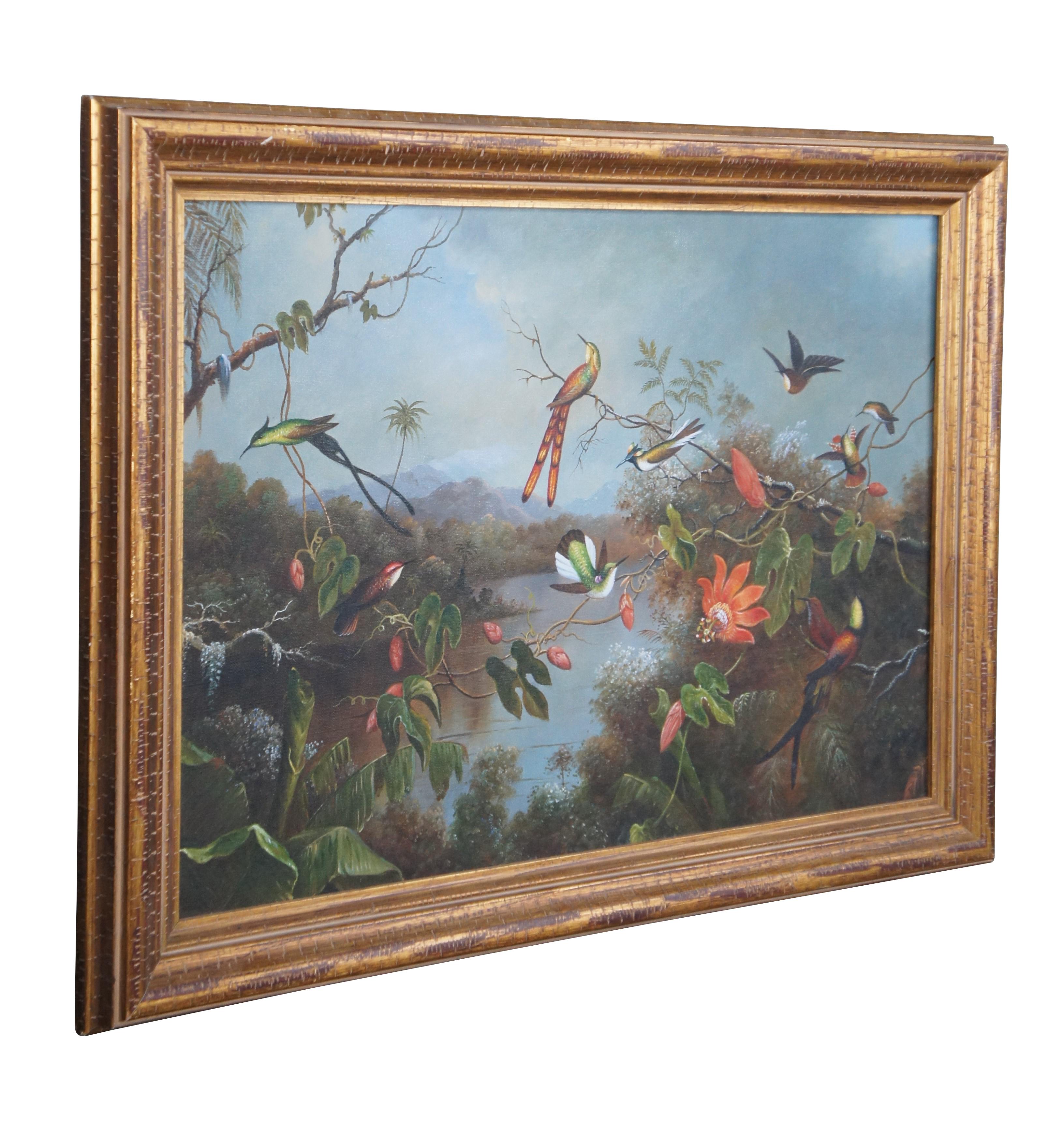 Precioso cuadro original de un paisaje de aves tropicales, según Martin Johnson Heade.  Presenta una colorida variedad de colibríes que se mueven en un entorno paradisíaco en el bosque.  El bosque, las montañas y el agua están de fondo.  El óleo