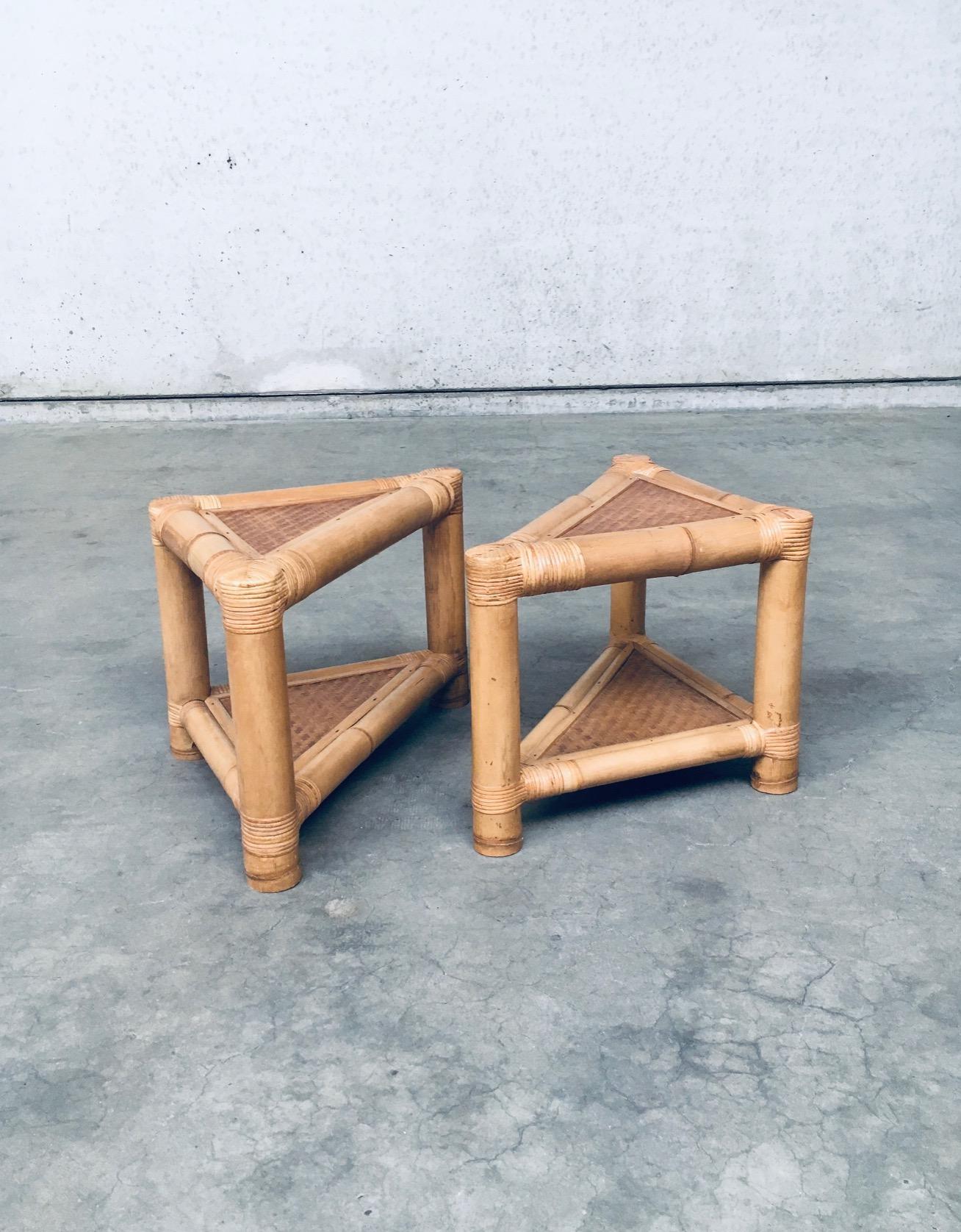 Vintage Tropical Design/One Table d'appoint en bambou faite à la main set de 2. Fabriquée en Indonésie, période des années 1970. Tables basses tripodes en bambou épais et en bambou tressé. Ils sont tous deux en très bon état, entièrement d'origine.