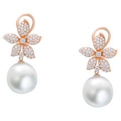 Boucles d'oreilles charnières en or rose 14 carats avec perles des mers du Sud, halo, pavé de diamants et fleur.