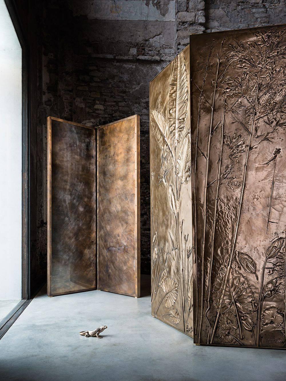 'Tropical Fossil I' Monumental Bronze and Brass Screen by Gianluca Pacchioni (Holz) im Angebot