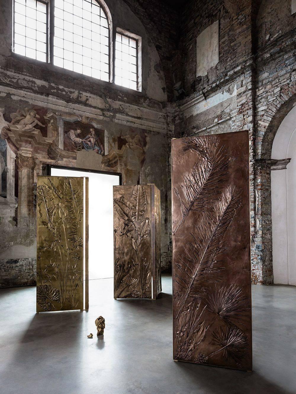 'Tropical Fossil III' Monumental Bronze and Brass Screen by Gianluca Pacchioni (21. Jahrhundert und zeitgenössisch) im Angebot