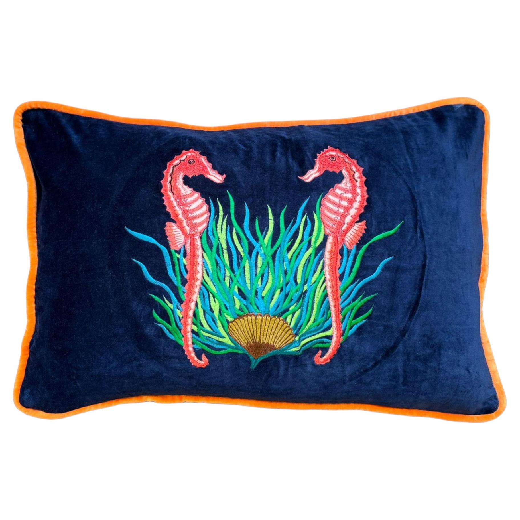 Housse de coussin en velours de coton brodé à la main - Hippocampe en vente