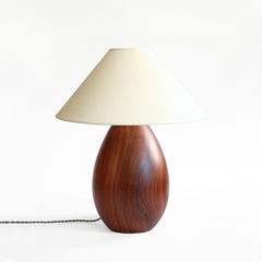 Lampe en bois dur tropical et abat-jour en lin blanc, moyennement grande, Collection Árbol, 51