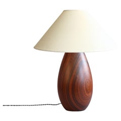 Lampe en bois dur tropical et abat-jour en lin blanc, moyennement grande, Collection Árbol, 53