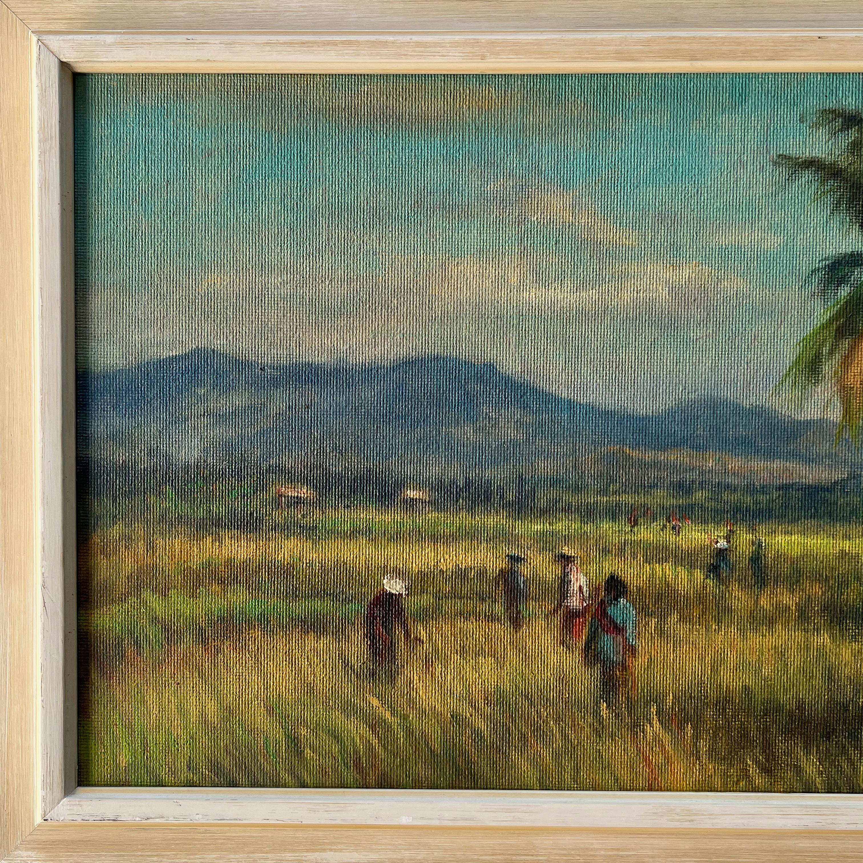 Cette peinture à l'huile atmosphérique sur panneau représente des personnages engagés dans la vie quotidienne dans des rizières avec une chaîne de montagnes au loin. Signée en bas à droite (signature non lisible) et présentée dans le cadre original