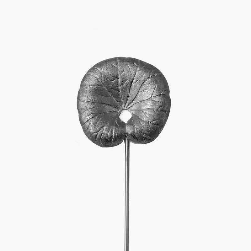 Tropical Leaf pin with matte rhodium finish

Conveying the texture and shape of a tropical leaf set in matte rhodium plated base metal. A highly-polished finish creates a smooth, sleek surface perfect for those who favour a minimalistic style. The