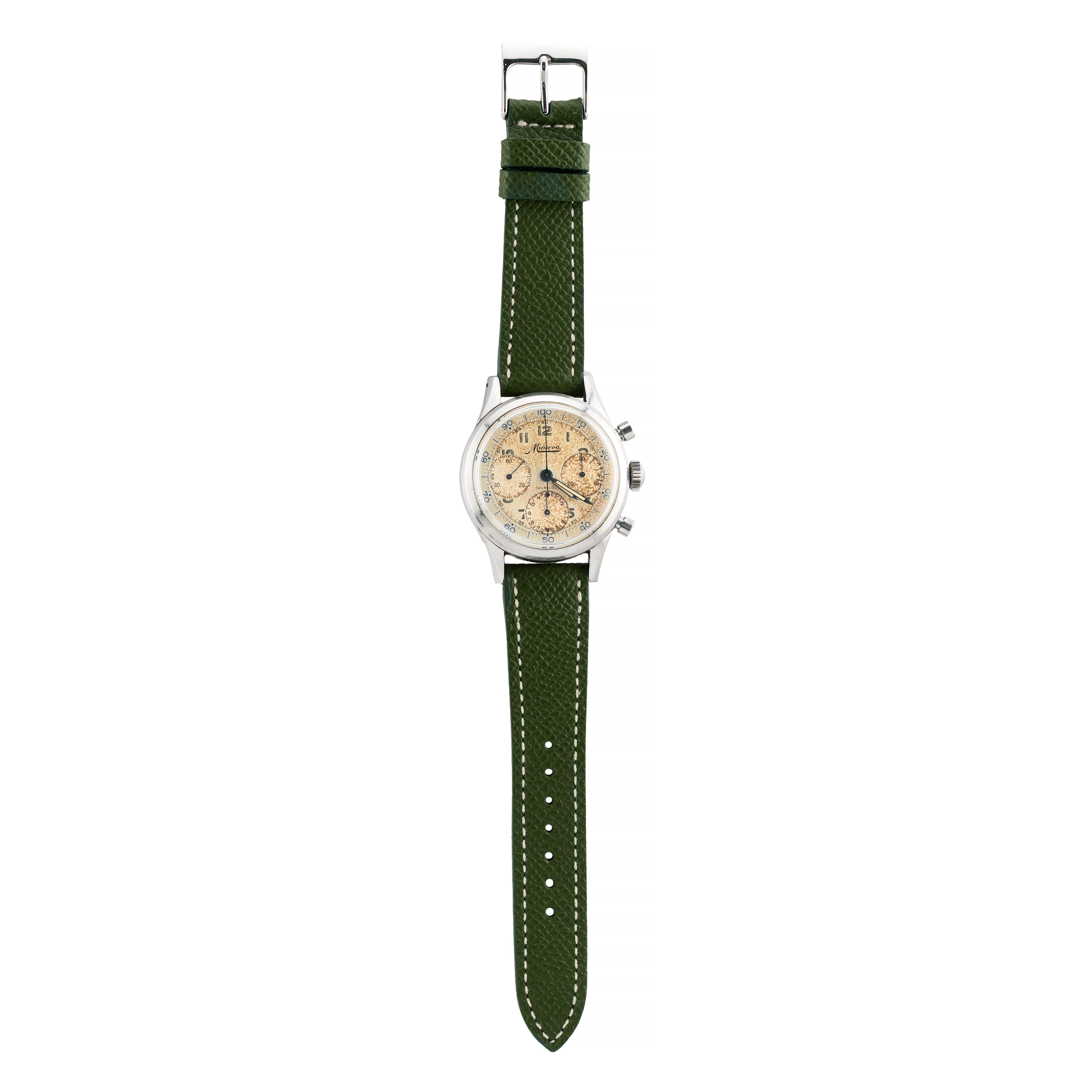 Aston Estate Jewelry Presenta:

Un reloj de pulsera cronógrafo Minerva Valjoux 72 vintage fabricado en acero inoxidable.

El reloj redondo muestra una esfera con una rica pátina tropical, con números arábigos y tres subesferas. La función de
