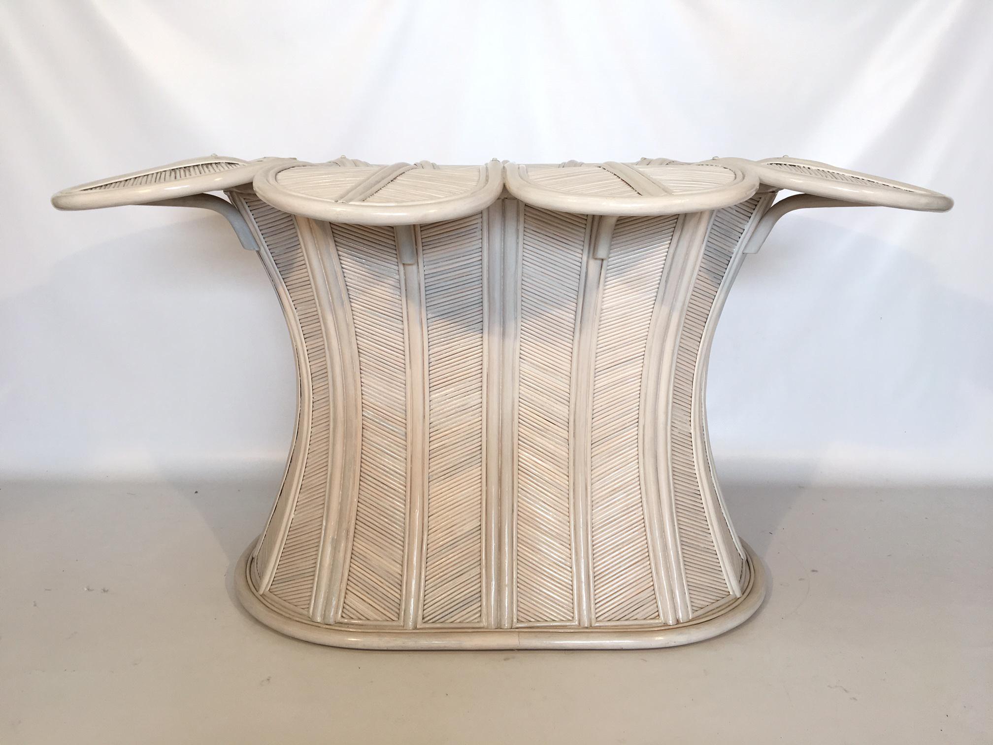 Base de table Tropical Pencil Reed Rattan Bell Flower Excellent état à Jacksonville, FL