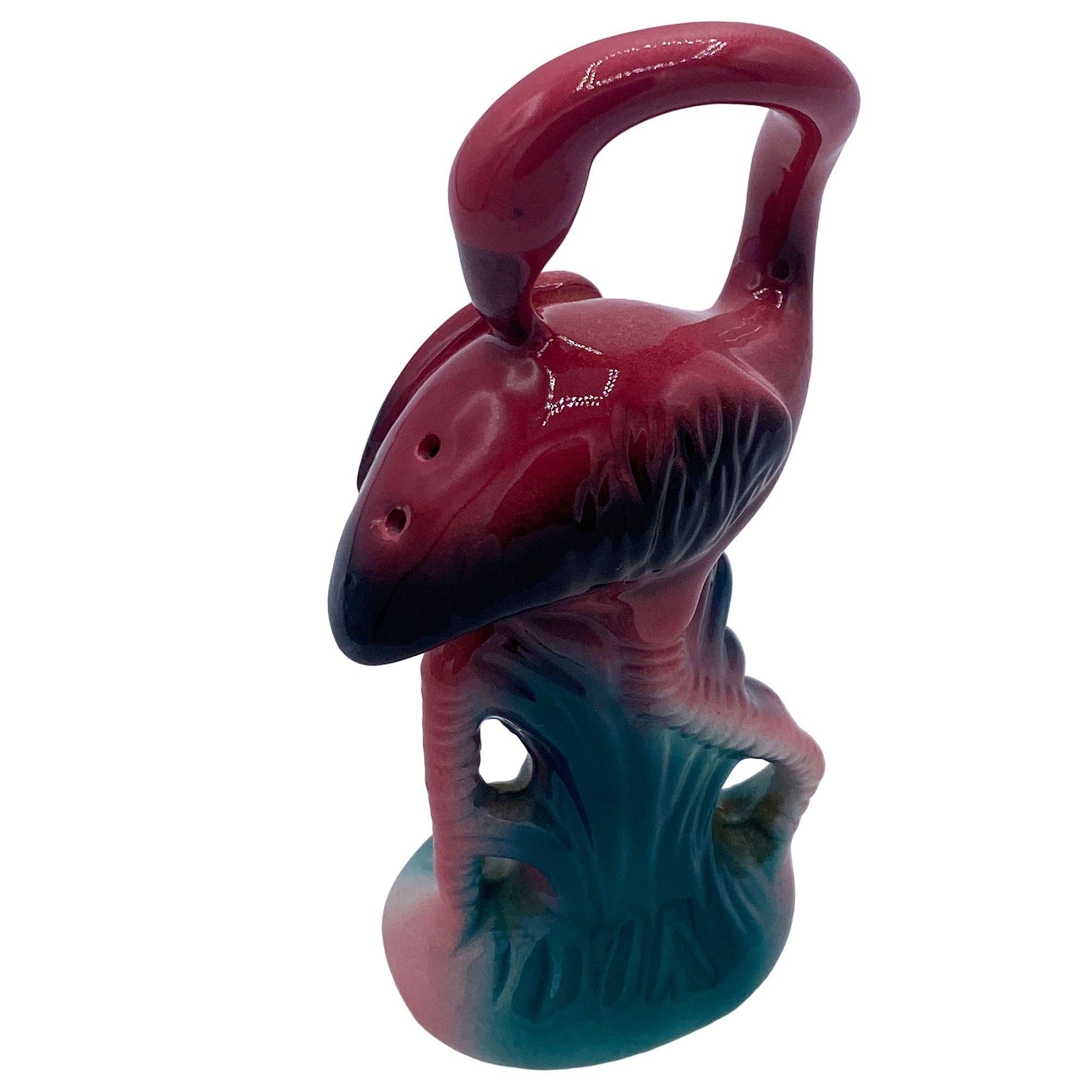 Ensemble de salières et poivrières de table en céramique rose et verte flamant du milieu du siècle par Five & Dime. L'ensemble comprend deux flamants roses magnifiquement détaillés dans des feuilles vertes luxuriantes et de l'herbe de couleur