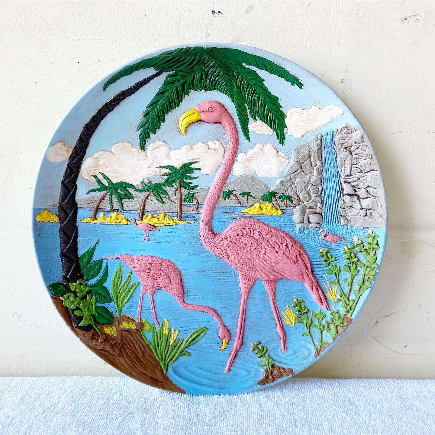 Wunderschöner dekorativer Vintage-Teller aus tropischer Keramik. Mit geformten und handbemalten Flamingos, Palmen und tropischen Vibes.
