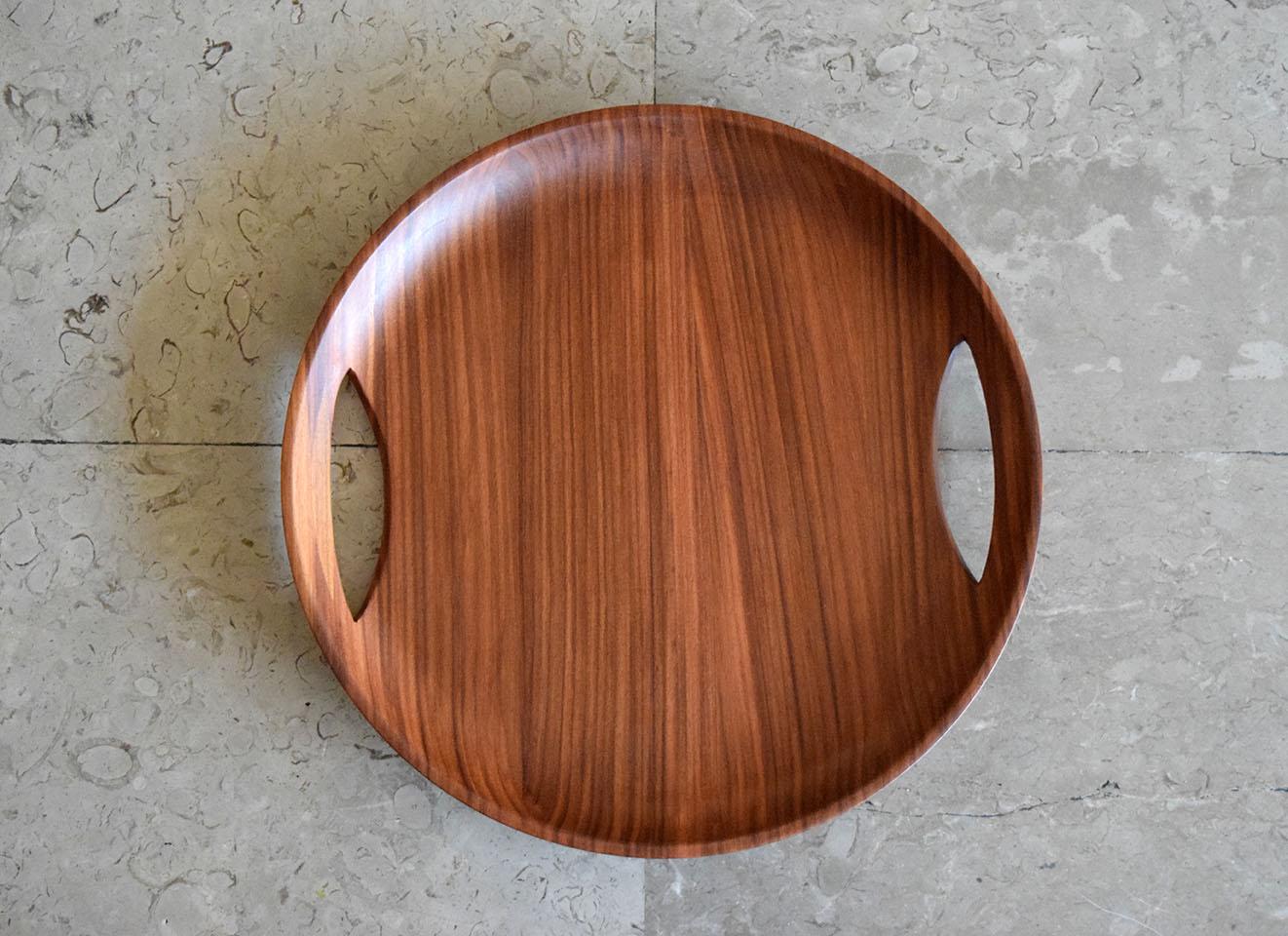 A series of turned trays designed in a perfect circle with two open handles. An expression of the pure beauty of the most exotic Mexican woods, giving each piece a unique character.
