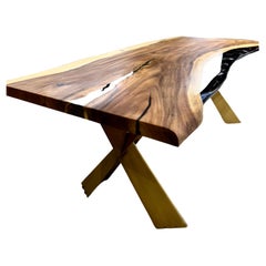 Mesa de reuniones de madera tropical con resina epoxi