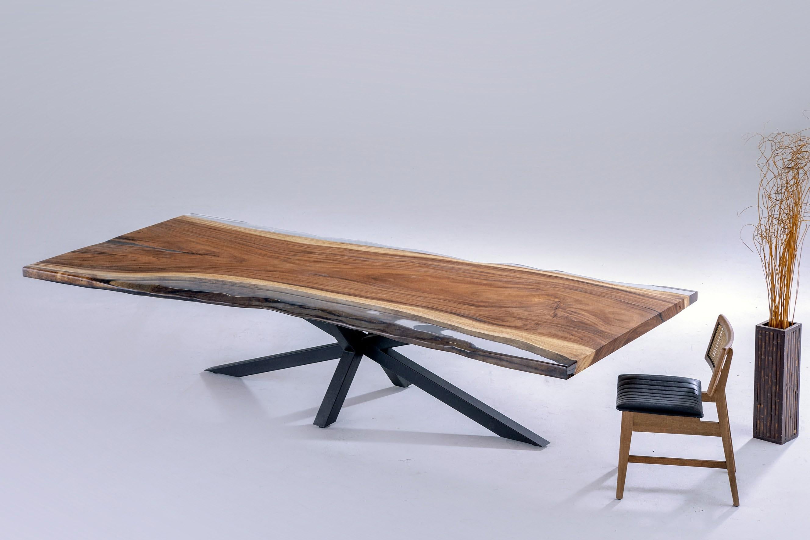 Table de salle à manger en bois de suar tropical en résine époxy transparente sur mesure 

Cette table est fabriquée en bois de noyer vieux de 500 ans. Les veines et la texture du bois décrivent l'aspect d'un bois de noyer naturel.
Elle peut être