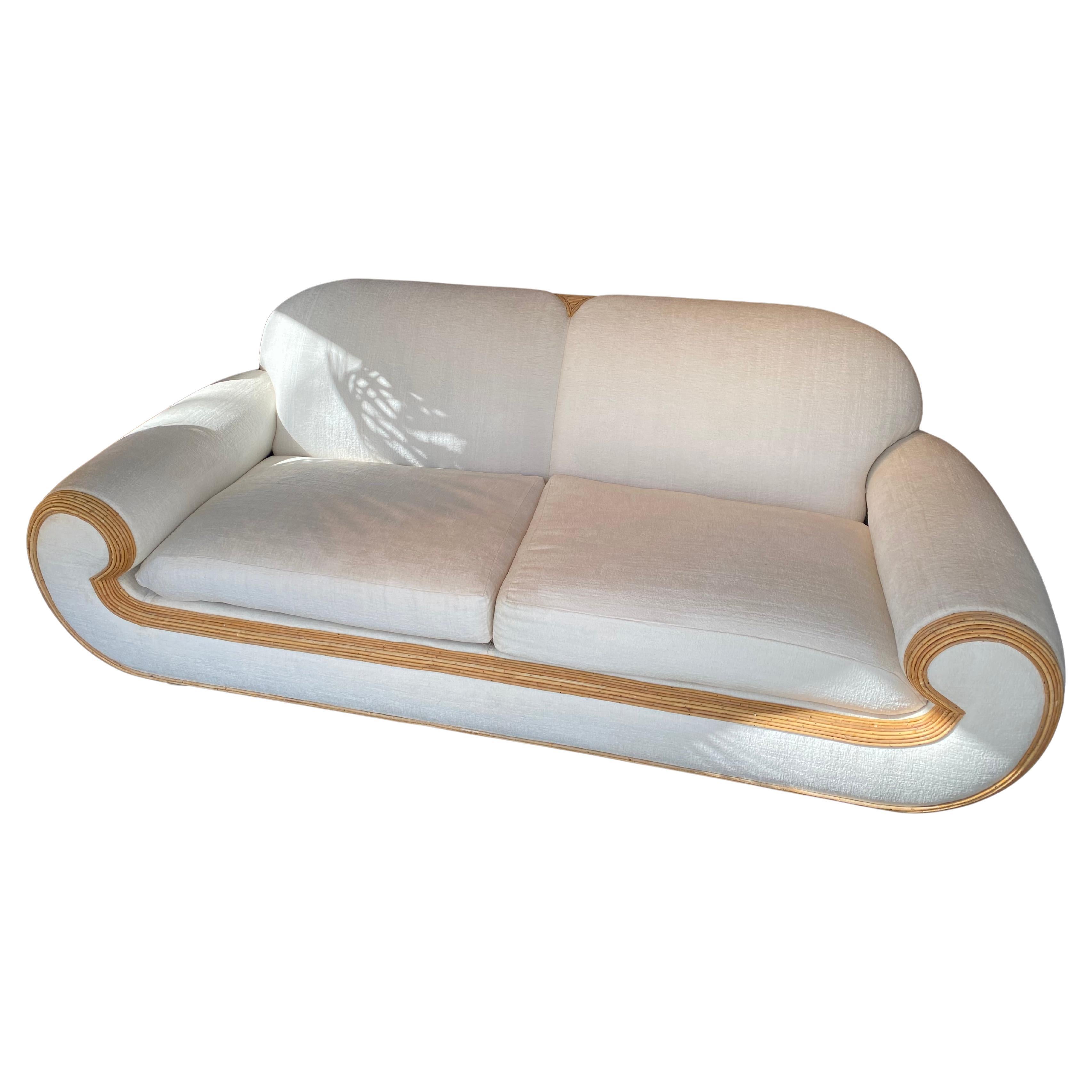Dieses bemerkenswerte Sofa, das Vivai del Sud zugeschrieben wird und aus den 1970er Jahren stammt, verkörpert den Stil des Tropicalist. Die Kombination aus mediterranen und exotischen Einflüssen zeigt die Eleganz des italienischen Designs aus dieser