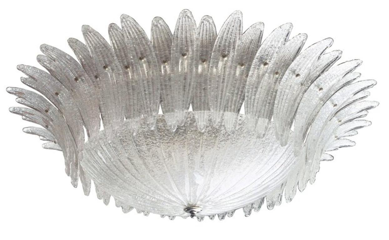 Lampadario da incasso italiano Palmette con foglie in vetro di Murano trasparente con texture granulare secondo la tecnica Graniglia, montato su una struttura in metallo cromato / Made in Italy
9 luci / tipo E26 o E27 / max 60W ciascuna
Diametro: 40