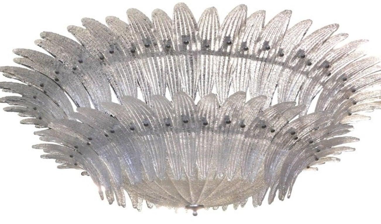 Lustre italien à deux niveaux avec monture à affleurement Palmette en verre de Murano transparent à texture granuleuse selon la technique Graniglia, monté sur une structure métallique en nickel satiné. Conçu par Fabio Bergomi pour Fabio Ltd / Made