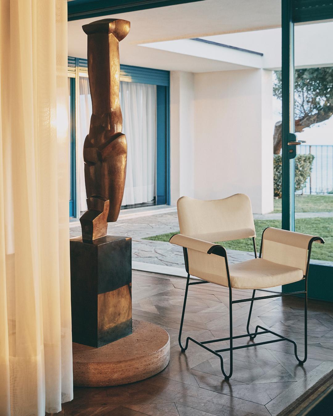 Die in den 1950er Jahren von dem in Ungarn geborenen französischen Meister des Nachkriegsdesigns Mathieu Matégot entworfene Tropique Collection von Außenmöbeln fängt den zeitlosen Glamour und den exotischen Luxus des Lebens im Freien an der Côte