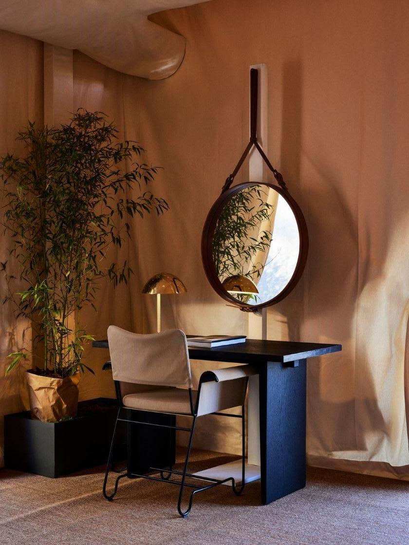 Die in den 1950er Jahren von dem in Ungarn geborenen französischen Meister des Nachkriegsdesigns Mathieu Matégot entworfene Tropique Collection von Außenmöbeln fängt den zeitlosen Glamour und den exotischen Luxus des Lebens im Freien an der Côte