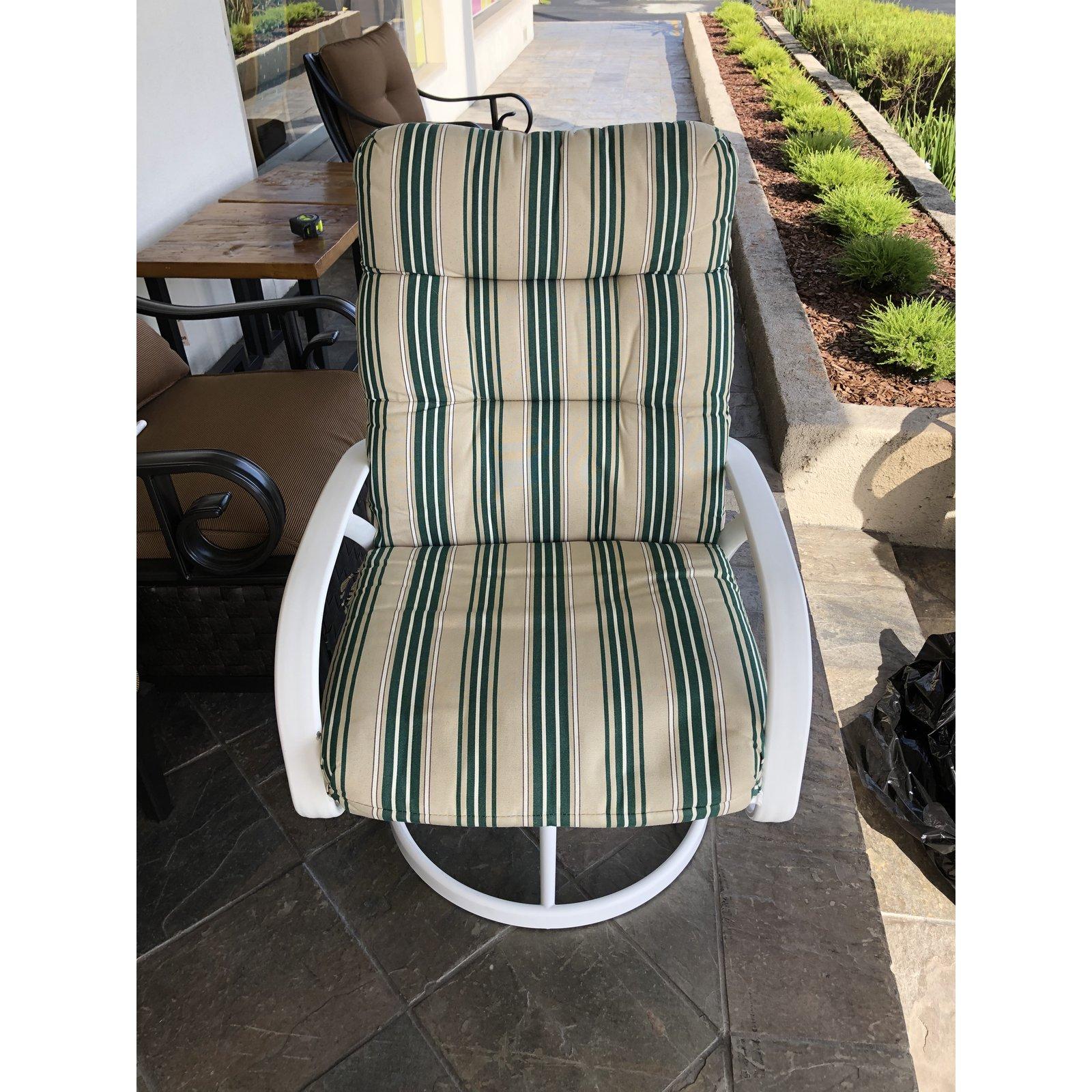 Tropitone Table and Four Chairs and Umbrella In Good Condition For Sale In San Francisco, CA