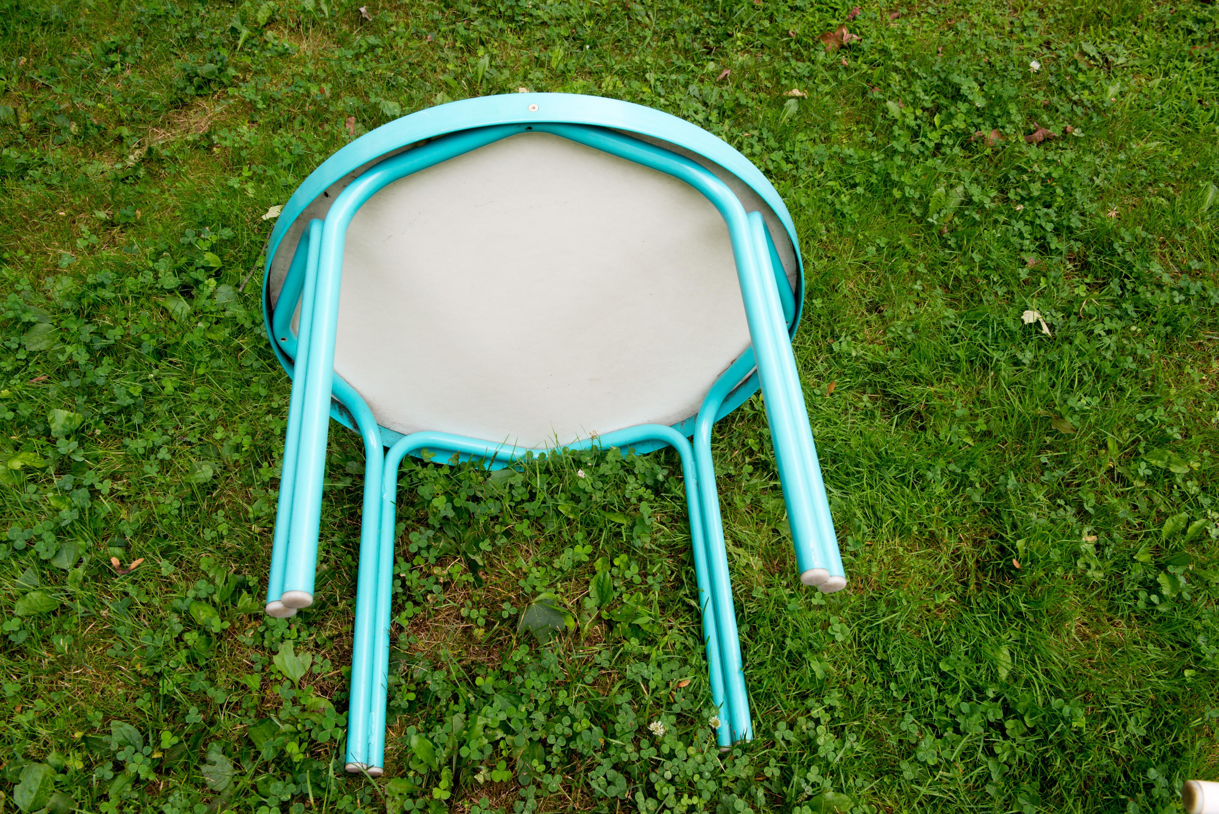 Hollywood Regency Tropitone Turquoise Webbed Bench & Round Side Table, 1960s For Sale