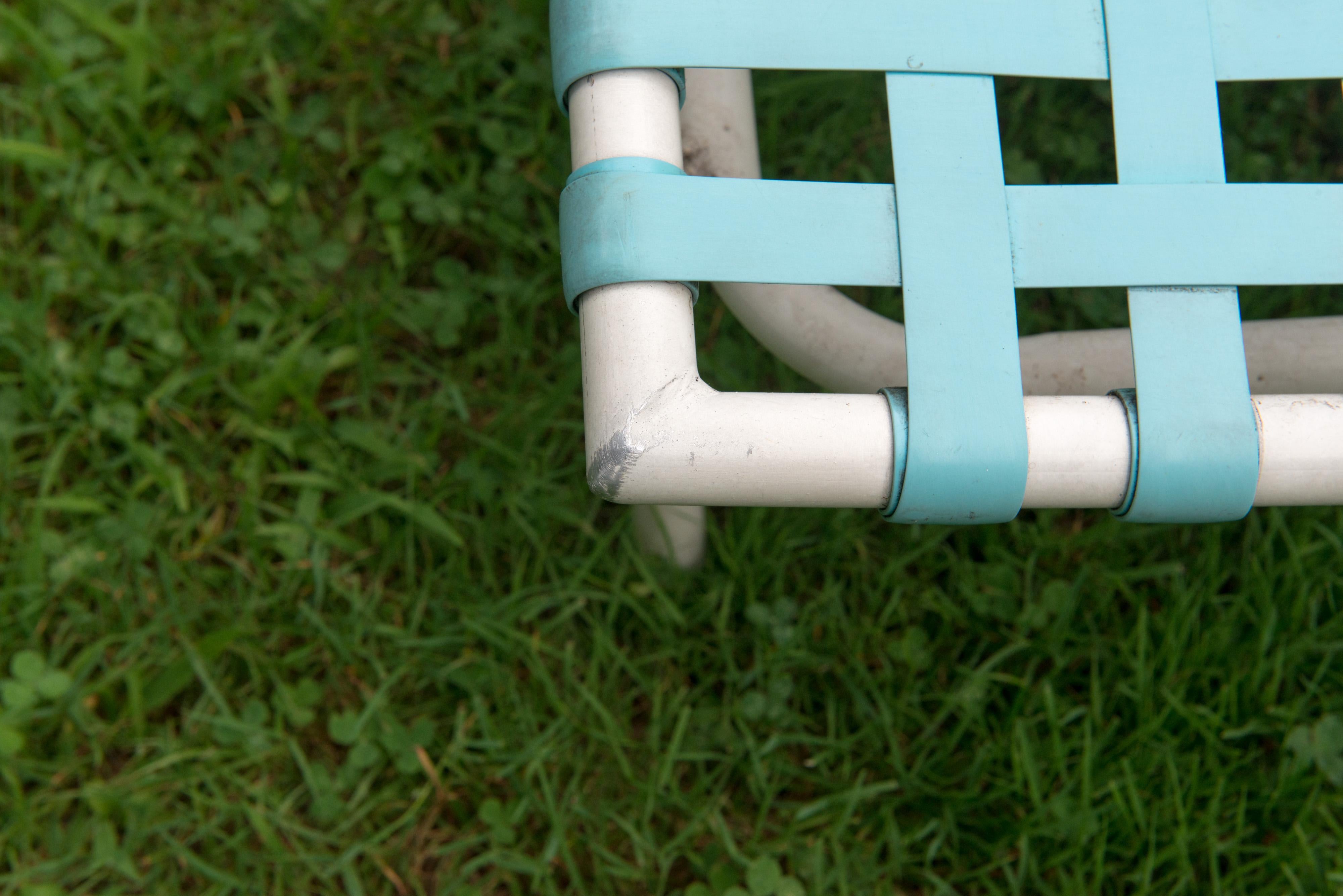 Chaise longue Tropitone en vinyle turquoise et aluminium peint par poudrage blanc, années 1960
Autres articles assortis vendus séparément : Spectaculaire table et quatre chaises avec un superbe parapluie en toile frangée multicolore, chariot
