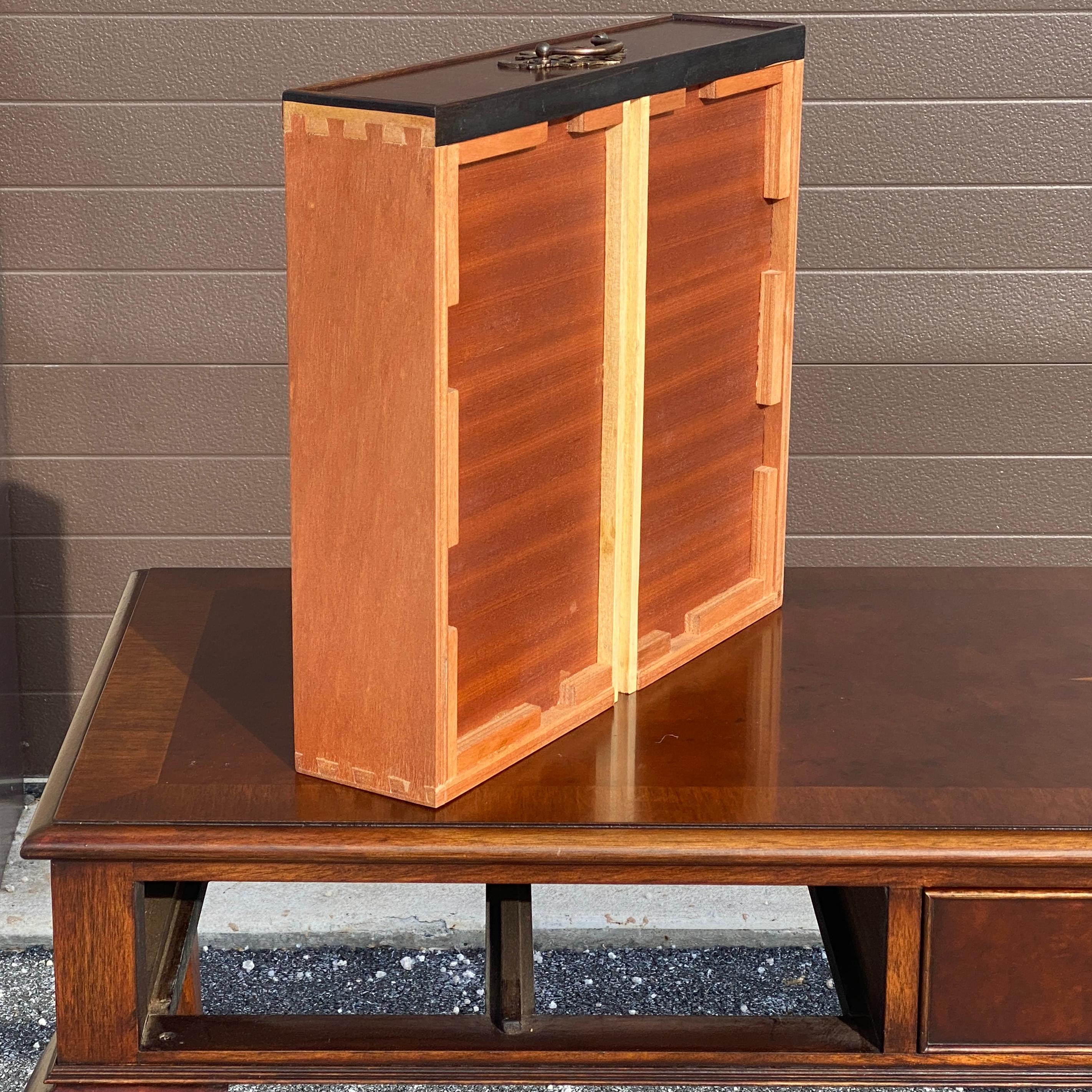 Konsolentisch aus Wurzelholz im Chippendale-Stil von Trosby Furniture mit Kugel- und Klauen (Handgeschnitzt) im Angebot