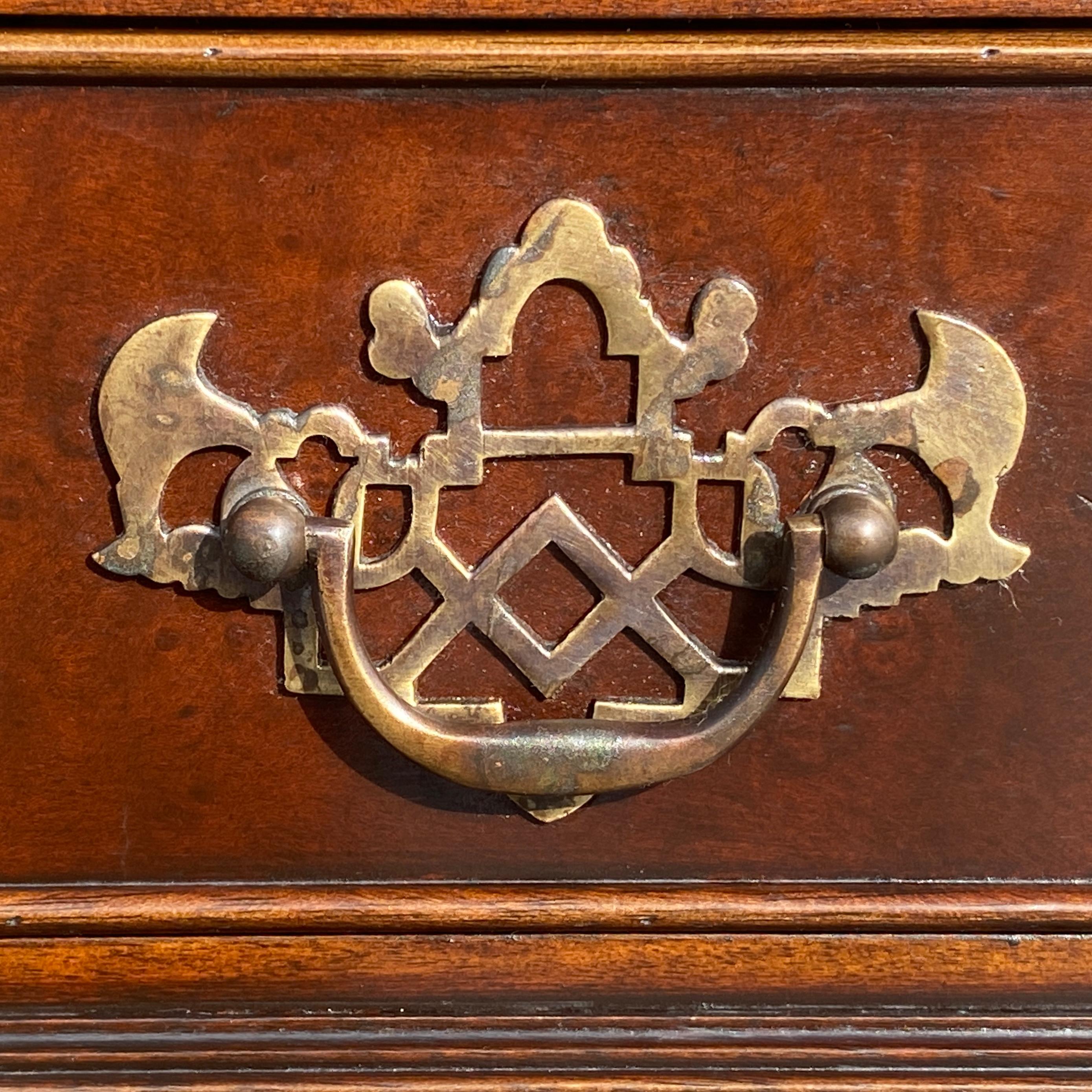 Konsolentisch aus Wurzelholz im Chippendale-Stil von Trosby Furniture mit Kugel- und Klauen im Zustand „Gut“ im Angebot in West Chester, PA