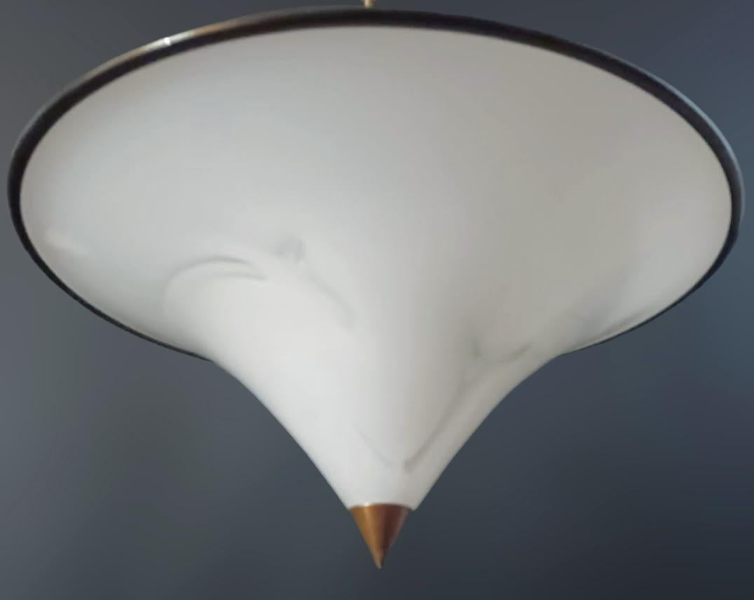 Italienische Vintage-Unterputzdose mit einem großen konischen Schirm aus weißem Murano-Glas mit schwarzem Rand / Hergestellt in Italien in den 1960er Jahren im Stil von Leucos
Maße: Durchmesser 20,5 Zoll / Höhe 10 Zoll
3 Leuchten / Typ E12 oder E14