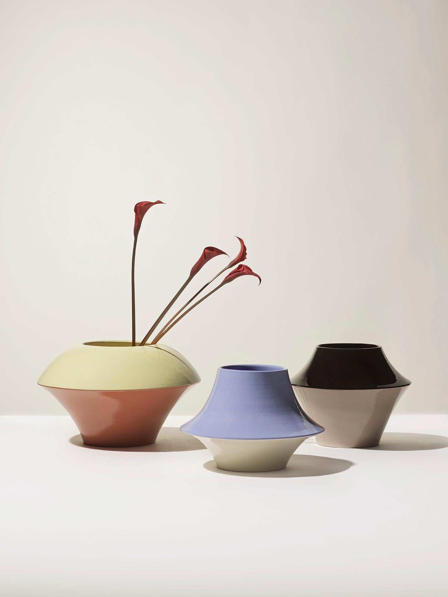 „Trottola“, Vase aus Keramik mit Rädern, Berrettino- und Elfenbeinglasur, Gatti 1928 Faenza (Moderne) im Angebot