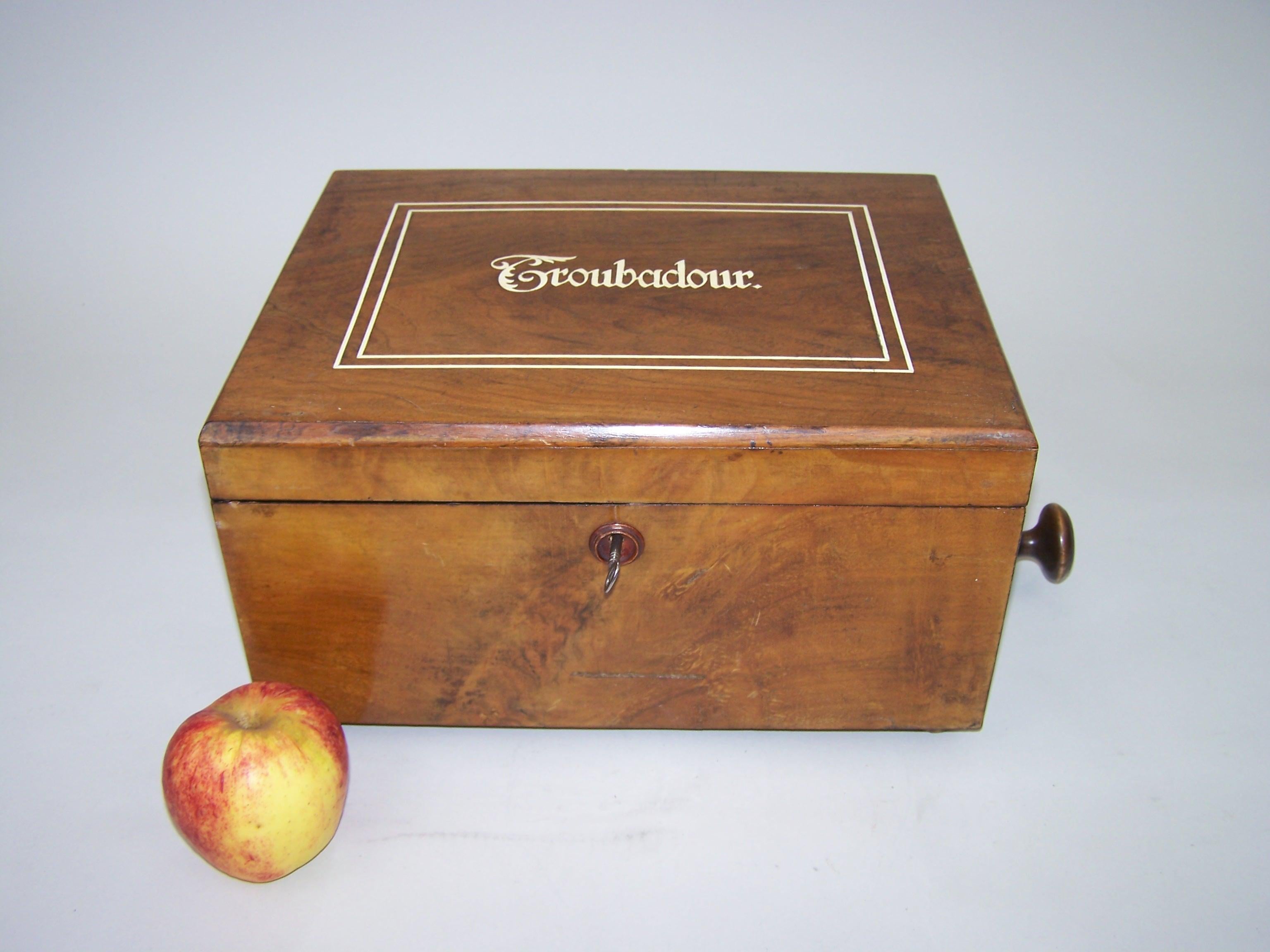 Boîte à musique Troubadour Disc
Une belle et rare boîte à musique à disque Troubadour, fabriquée en Allemagne à la fin du 19e siècle.

Les boîtes à musique Troubadour sont très recherchées, et cet exemplaire particulier joue des disques d'un