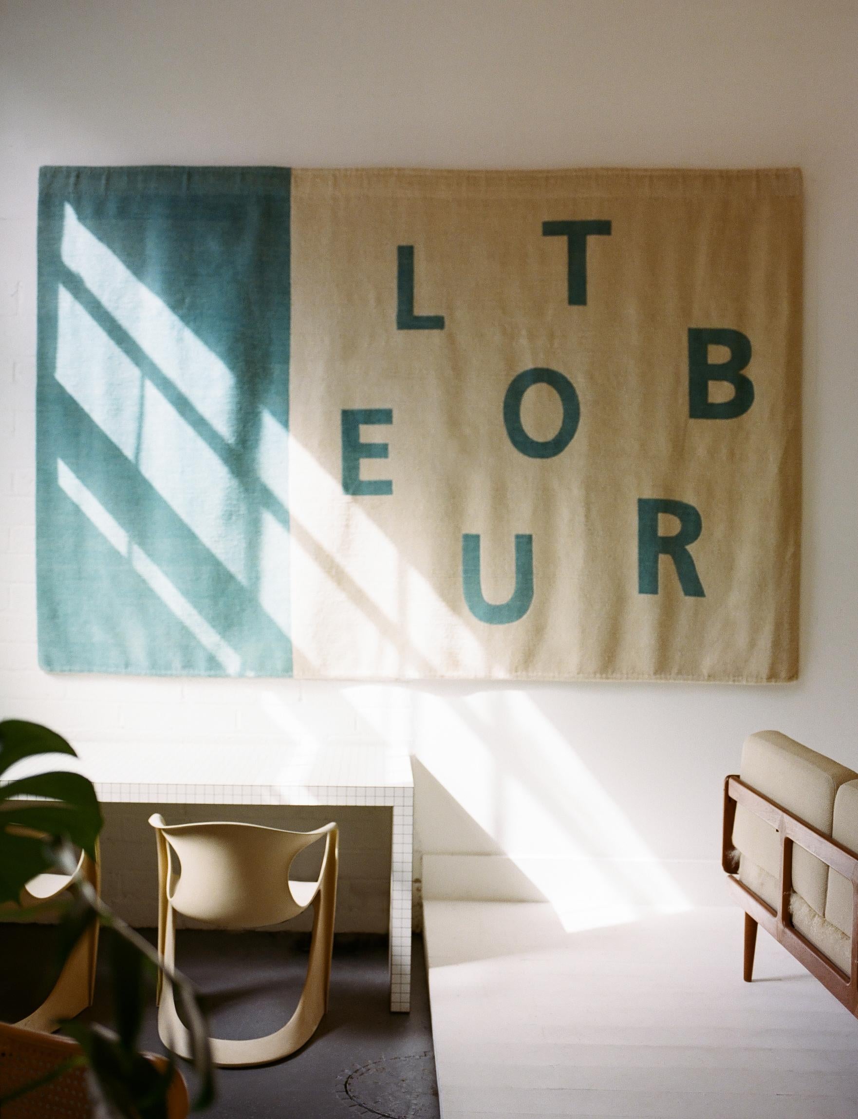 Ein handgewebter Teppich in limitierter Auflage aus der Chevalier Édition des französischen Künstlers Philippe Cazal (1948 - heute). Die Buchstaben des Wortes 
