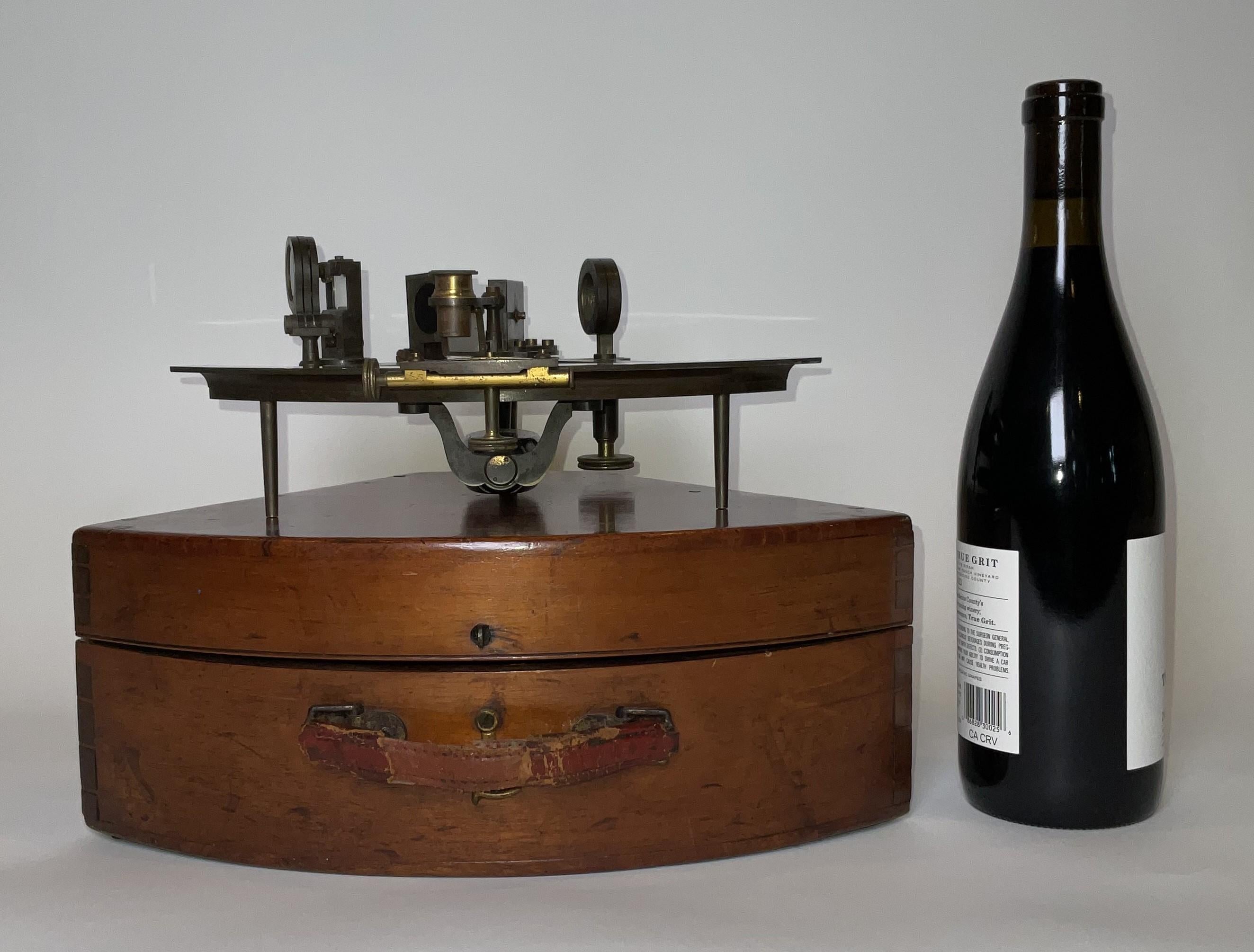 Sextant de bateau en laiton massif avec cadre en treillis, filtres en verre coloré, nombreux accessoires, échelle à vernier en argent. Monté dans une boîte en forme de rein avec une poignée de transport en cuir.

Poids :    8 lbs.
Dimensions