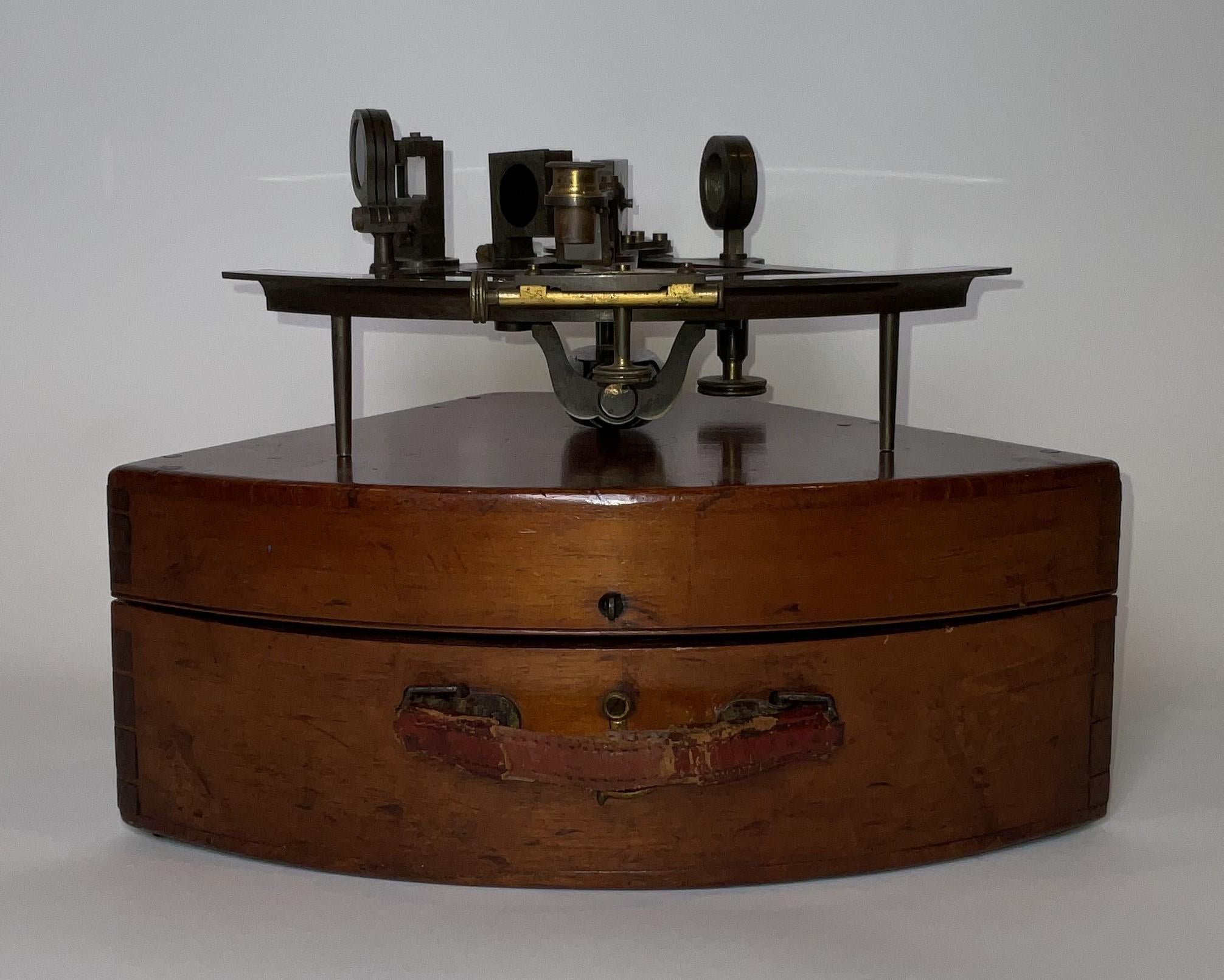 Nord-américain Troughton et Simms Sextant in Box en vente