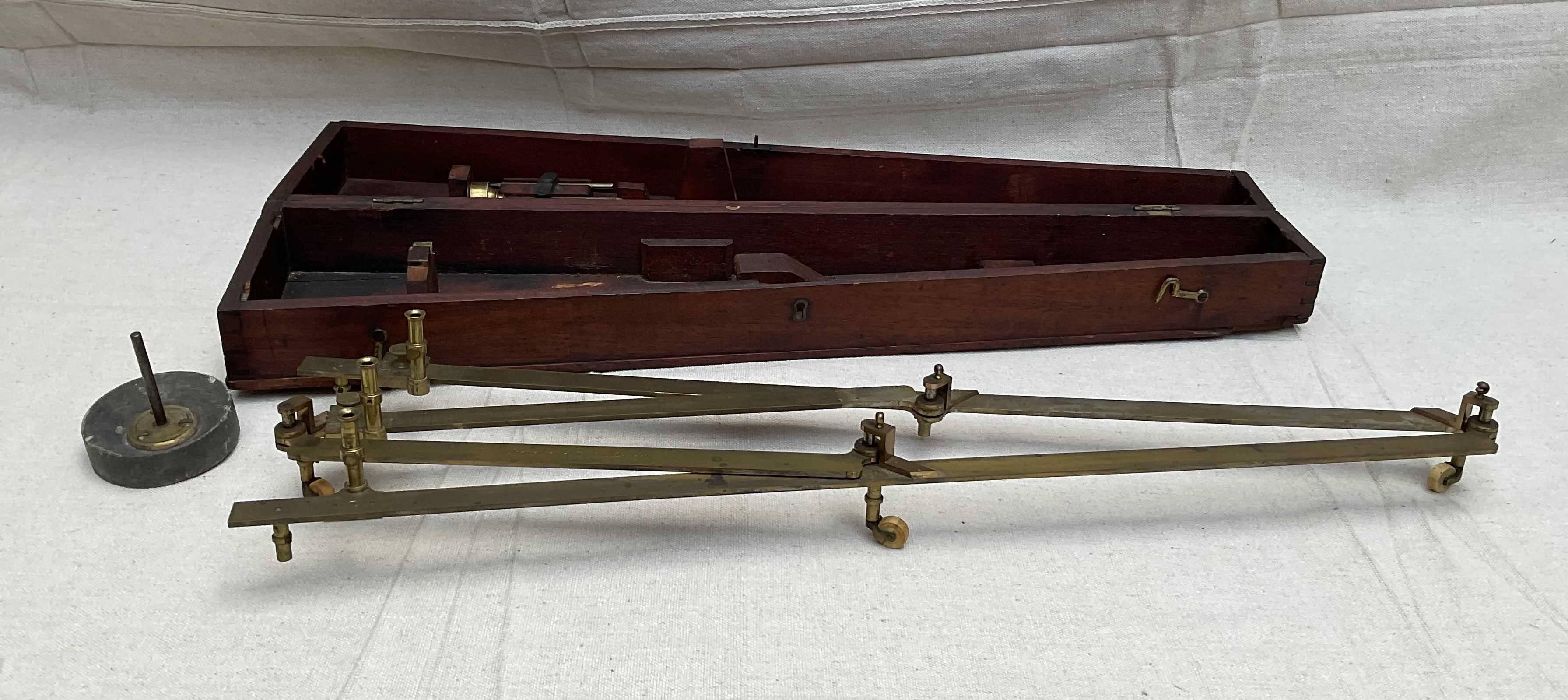 Pantographe du XIXe siècle avec boîte de Troughton et Simms. Gravure de Troughton et Simms, Londres. Il manque une roue. Superbe instrument nautique. Utilisé pour tracer le cap sur une carte marine. 25x6x4
