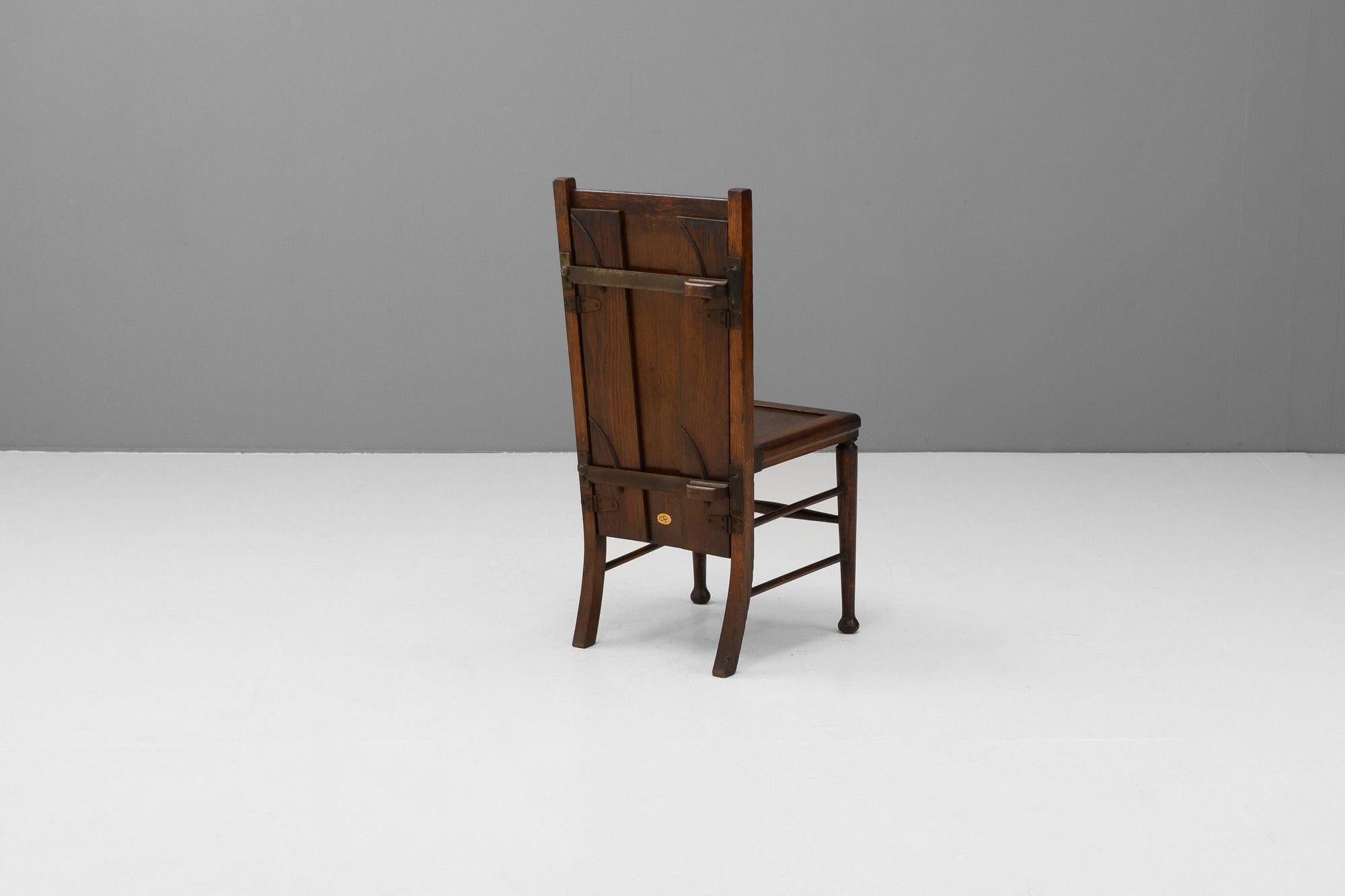 Sedia stirapantaloni edoardiana in Oak. Circa 1930.
H. 89cm (SH 44cm) x L 43/53cm x P 36,5cm