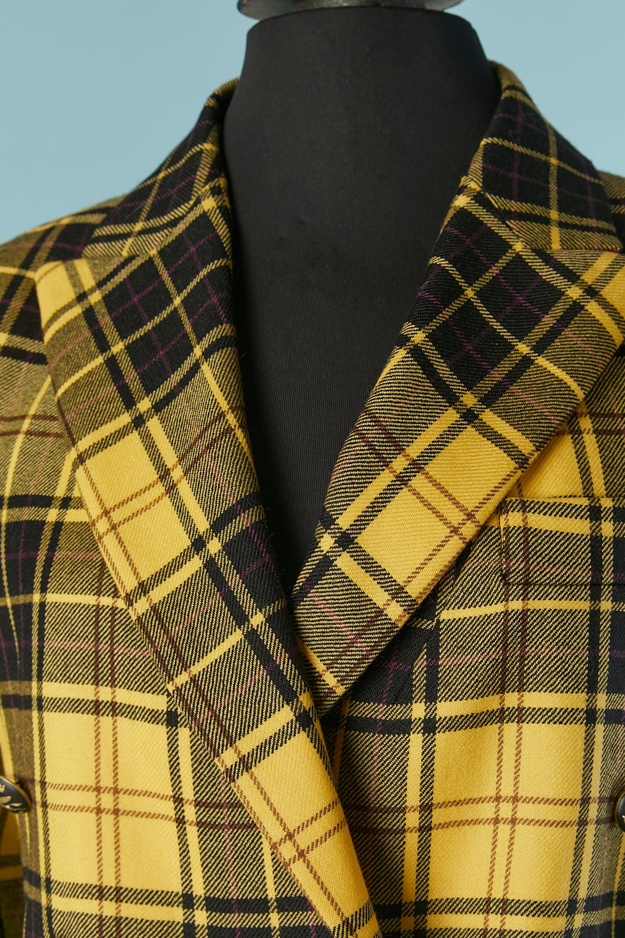 Trouser suit in yellow and black Tartan pattern. Main fabric composition: 100% wool. Lining composition with flower print : 96% rayon, 4% elastane. Shoulder pad. Branded buttons 
SIZE 40 (It) 36 (Fr) S 