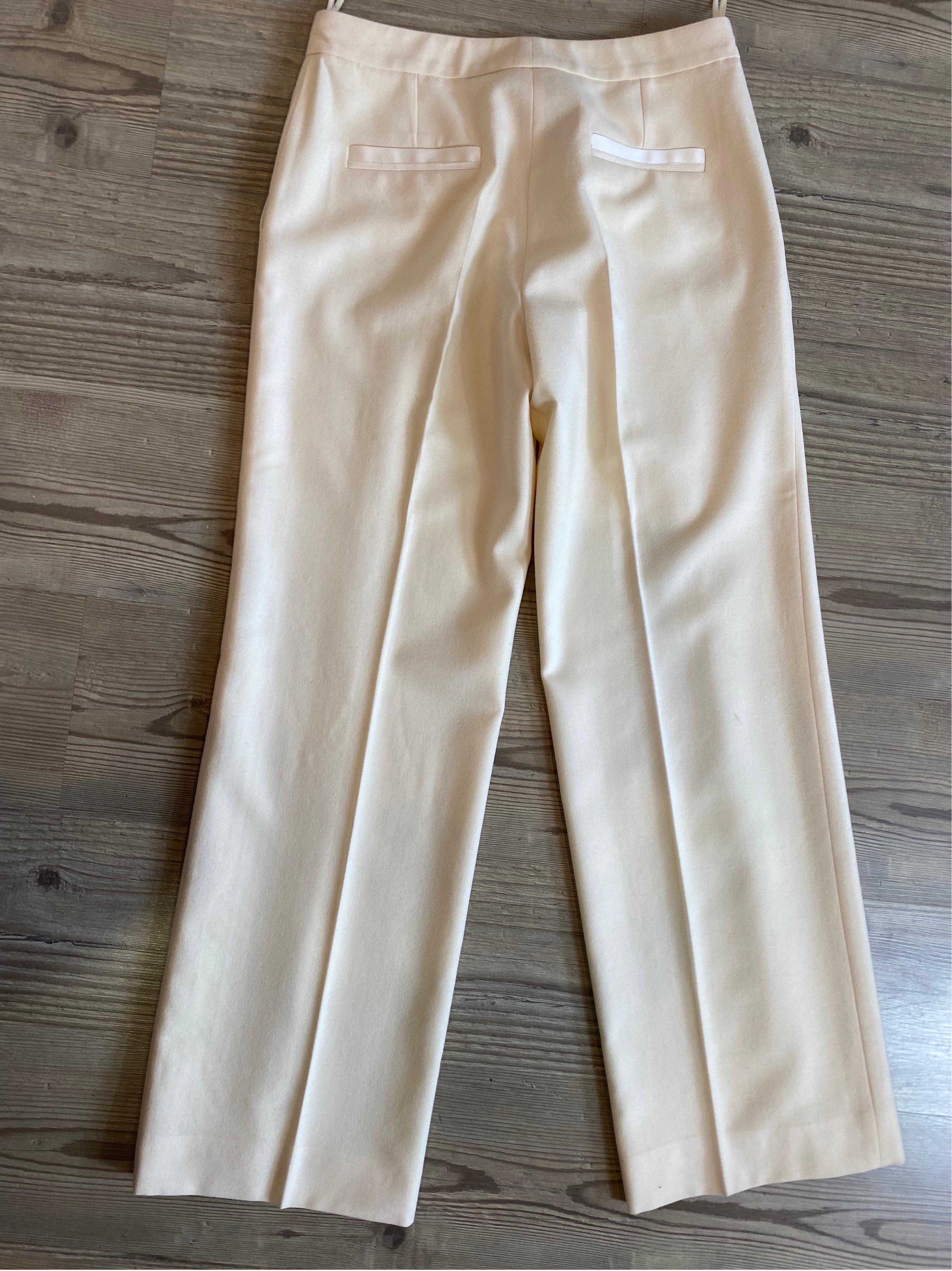 Chanel wool trousers
In wool with silk lining.
Painted metal logo.
Size 42.
Life 41
Flanders 51
Length 104
In excellent condition, shows signs of normal use.