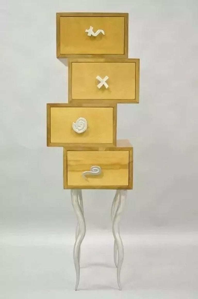 Trout Studios Cabinet Grisette Commode en bois de bouleau et aluminium, Post Modern. Cet article comporte des tiroirs qui s'ouvrent des deux côtés (finition sur tout le pourtour), une construction en bois de bouleau, des pieds en aluminium brossé,