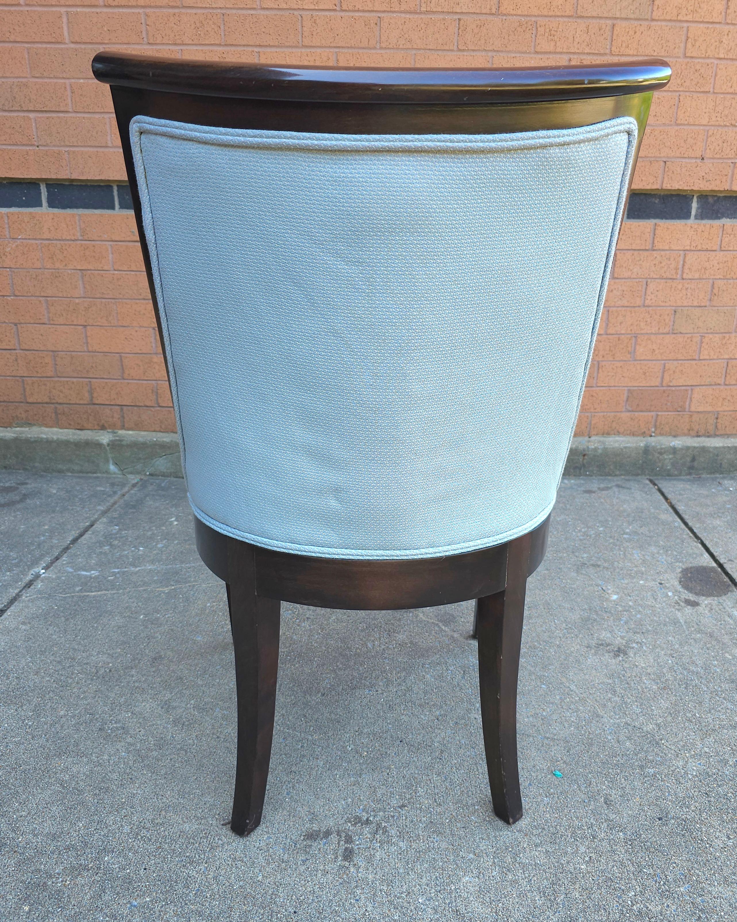 Trouvailles Furniture glänzender lackierter und gepolsterter Akzentstuhl im Angebot 2