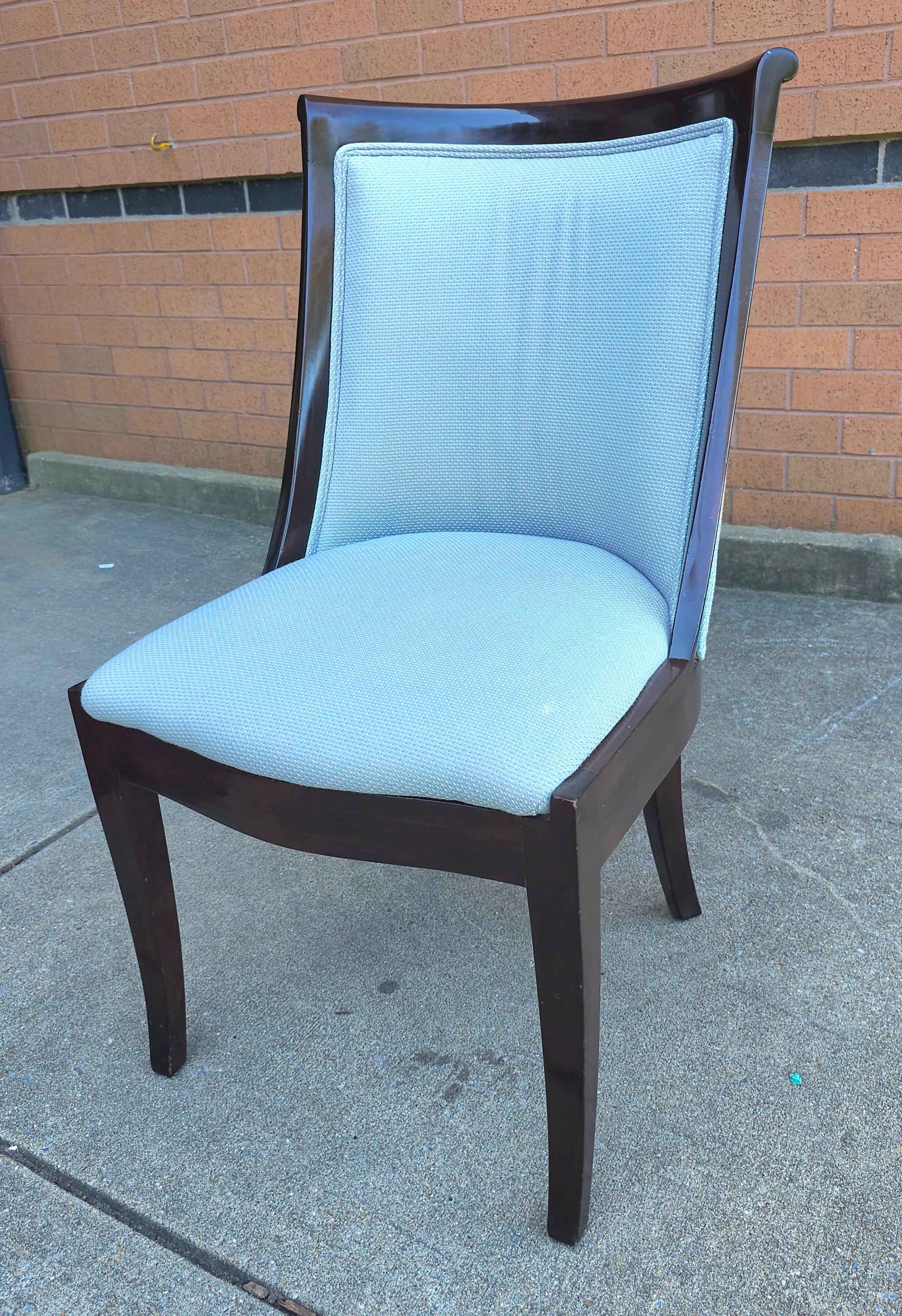 Trouvailles Furniture glänzender lackierter und gepolsterter Akzentstuhl (Moderne) im Angebot